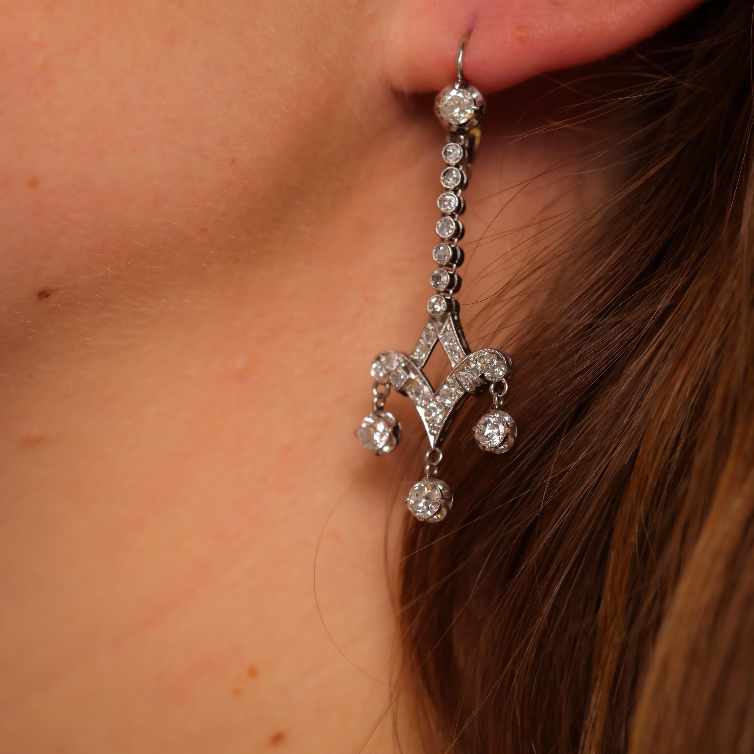 Taglio antico europeo Orecchini a goccia in platino con diamante di 3 carati di peso totale ispirati all'Art Deco in vendita