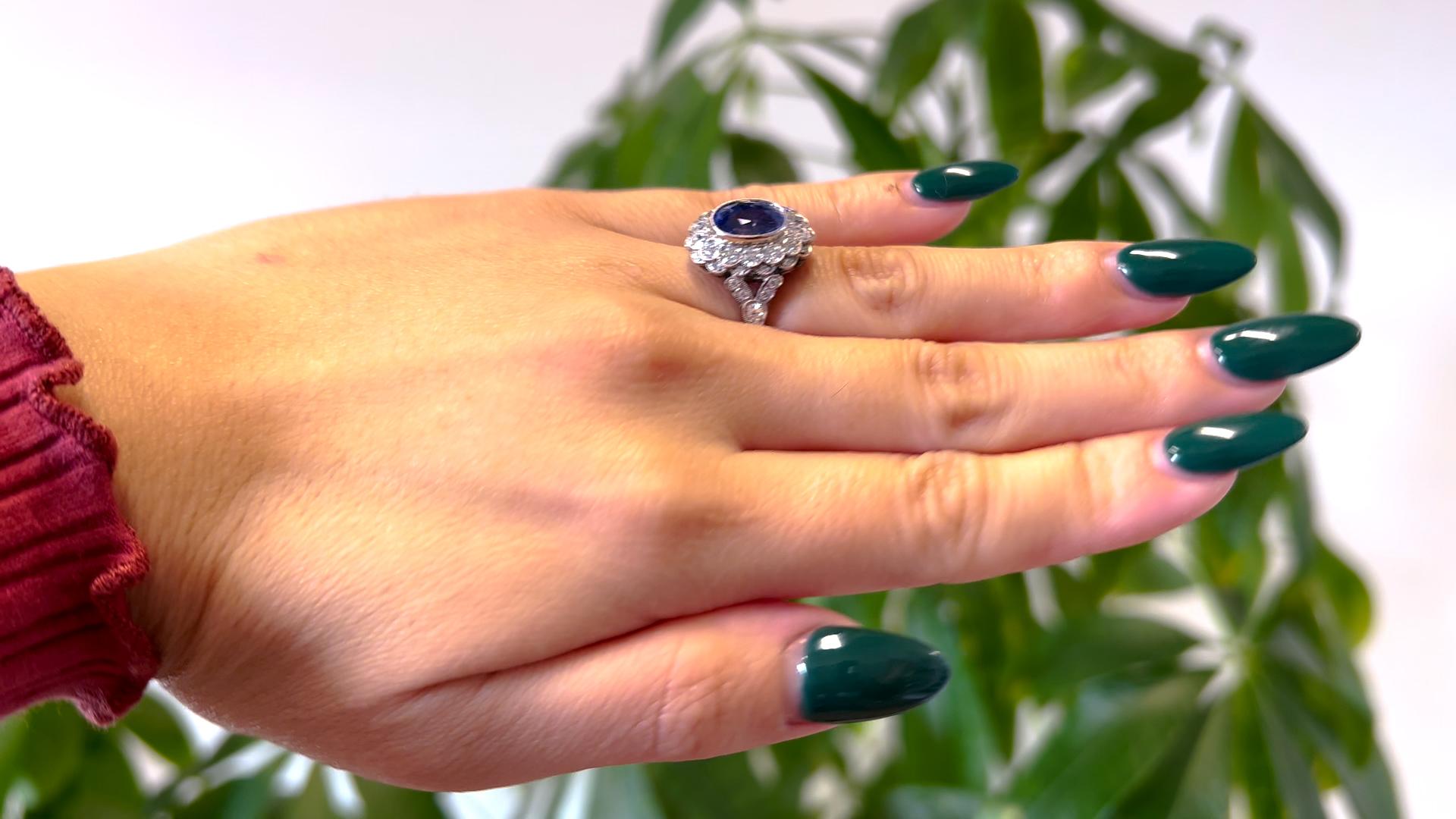 Platin-Cluster-Ring mit 3,94 Karat Saphir und Diamant im Art déco-Stil im Zustand „Hervorragend“ im Angebot in Beverly Hills, CA