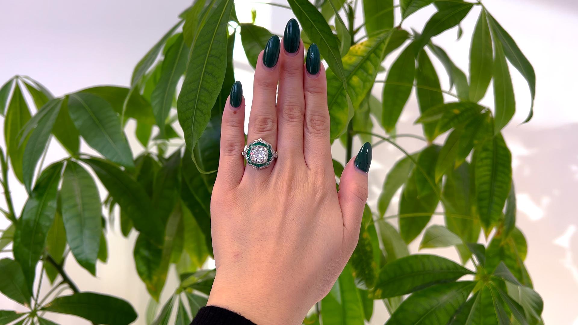 Eine Art Deco inspiriert 4,03 Karat Old Mine Cut Diamant Smaragd Platin Ring. Mit einem Diamanten im alten Minenschliff von 4,03 Karat, bewertet mit der Farbe J und der Reinheit VS2. Akzentuiert durch 24 Smaragde im Kaliberschliff mit einem