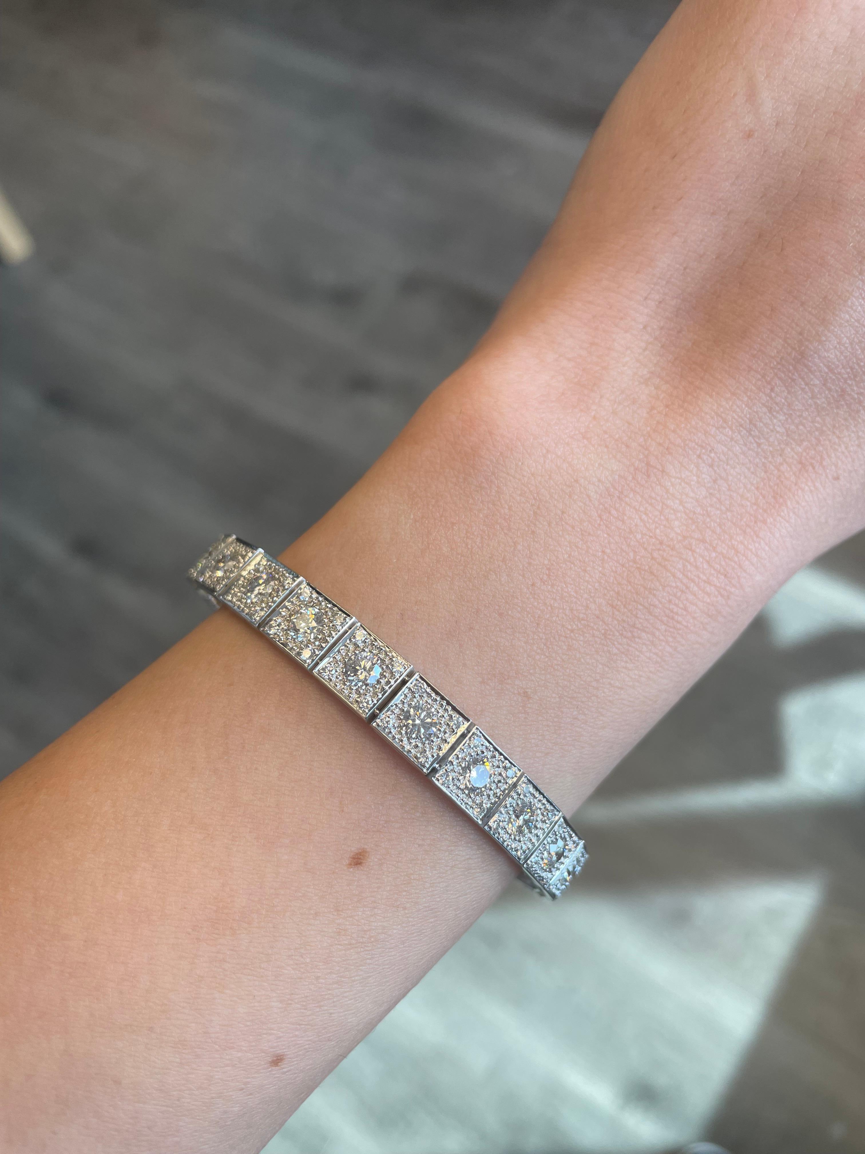 Vom Art Deco inspiriertes Diamantarmband.
26 runde Brillanten in der Mitte, 5,27ct. Ungefähr Farbe G/H und Reinheit SI. 94 seitlich rund geschliffene Diamanten, 1,05ct. Ungefähr G/H Farbe und SI Reinheit. 120 Diamanten, insgesamt 6,32 Karat. 18
