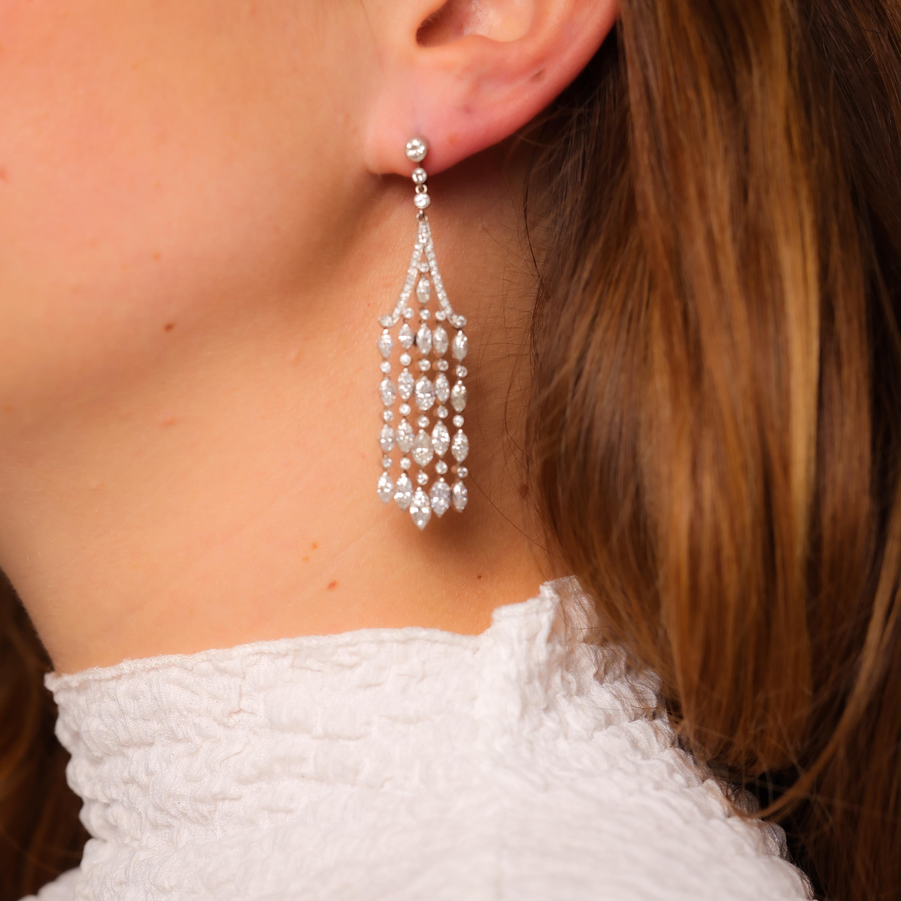 Ces boucles d'oreilles chandelier d'inspiration Art déco présentent 8 carats de diamants éblouissants, élégamment sertis dans de l'or blanc et jaune 18k. Une déclaration de luxe intemporel et de sophistication audacieuse.

Pierre centrale : 130