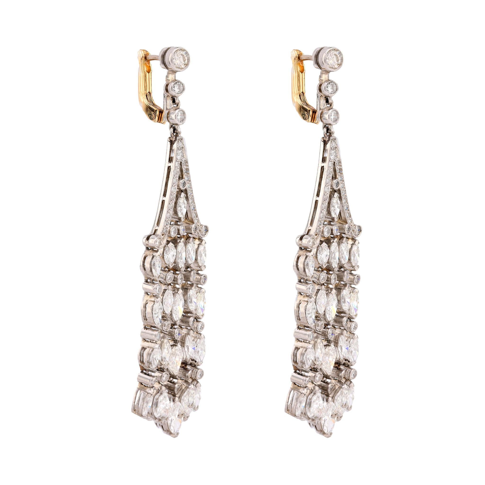 Moderne Boucles d'oreilles chandelier d'inspiration Art déco en or 18 carats avec diamants d'un poids total de 8 carats en vente