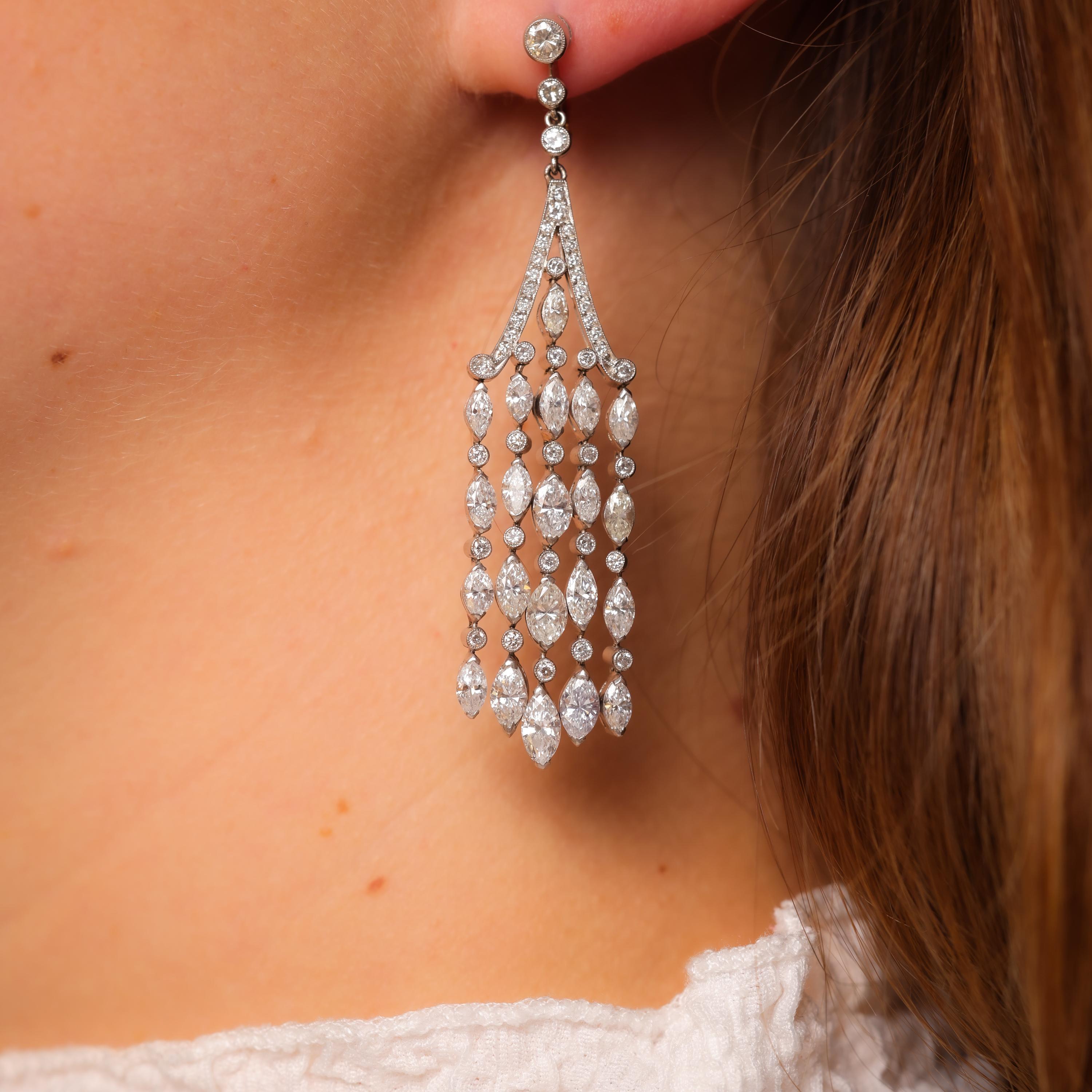 Taille brillant Boucles d'oreilles chandelier d'inspiration Art déco en or 18 carats avec diamants d'un poids total de 8 carats en vente