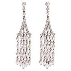 Art Deco inspirierte 8 Karat Gesamtgewicht Diamant 18k Gold Kronleuchter Ohrringe mit Kronleuchter-Ohrringen