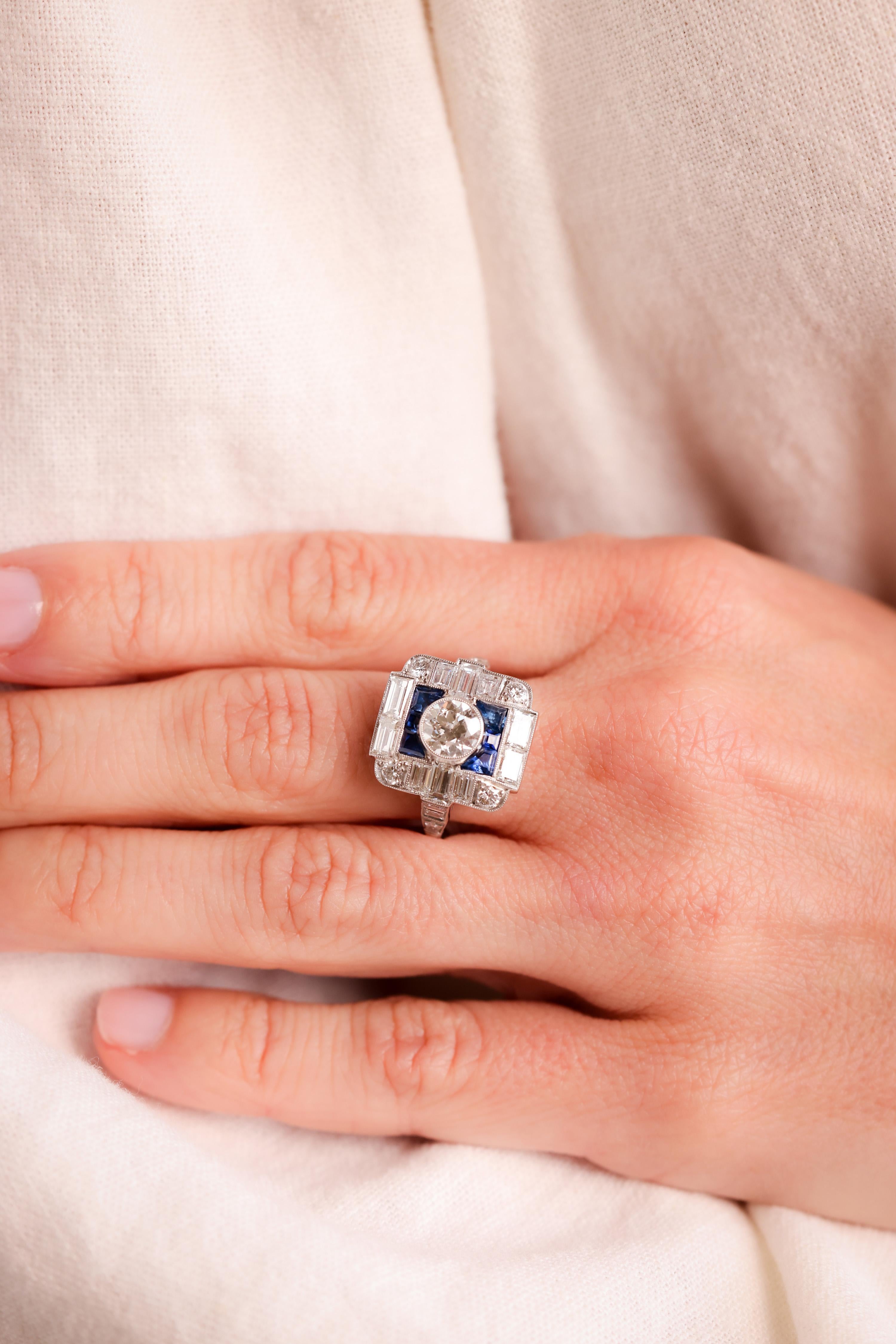 Piedra central: Diamante
Corte Corte europeo antiguo
Peso: 0,89 quilates
Color: H
Claridad: VS
Piedra central: 6 zafiros
Corte: Corte Calibre
Peso: Aproximadamente 0,6 quilates
Color: Azul
Piedra central: 20 diamantes
Talla: Baguette y Redondo