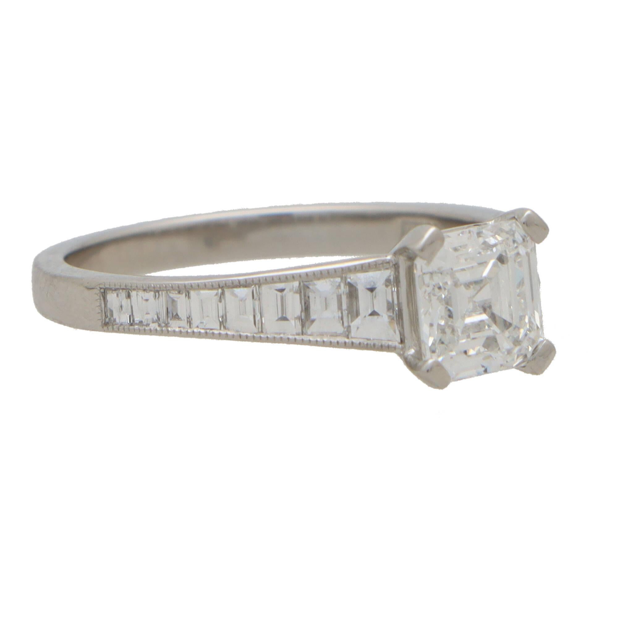  Ein wunderschöner, vom Art Deco inspirierter Ring mit Asscher-Diamanten, gefasst in Platin. 

Dieses funkelnde Stück ist in der Mitte mit einem äußerst eleganten, von GIA zertifizierten Asscher-Diamanten besetzt. Der Diamant ist sicher in der Mitte