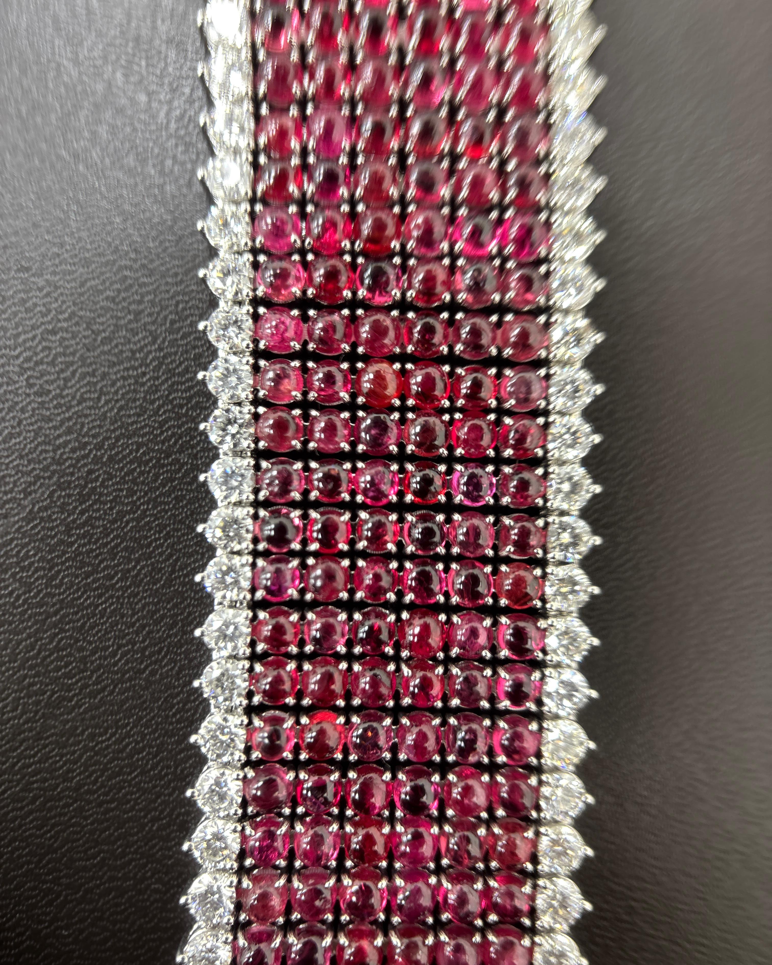 Dieses imposante Armband mit seiner beeindruckenden Präsenz und seinem hervorragenden Stammbaum präsentiert 46,59 Karat natürlicher burmesischer Spinell-Cabochons - ungeschliffen, mit einer faszinierenden Tiefe von lebhaften karminroten Farbtönen,