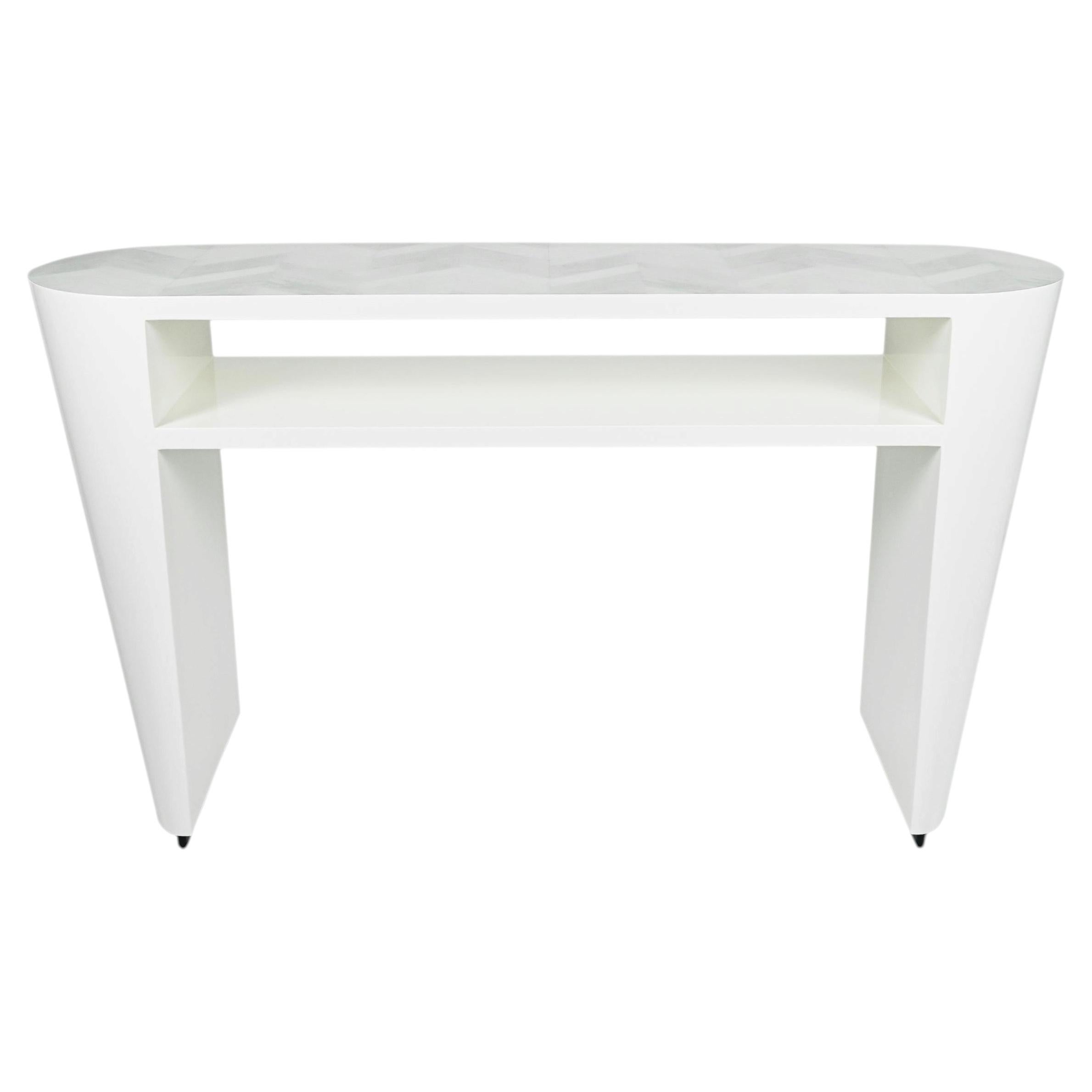 Mesa consola con diseño Art Déco, acabado lacado y patas cónicas, personalizable en venta
