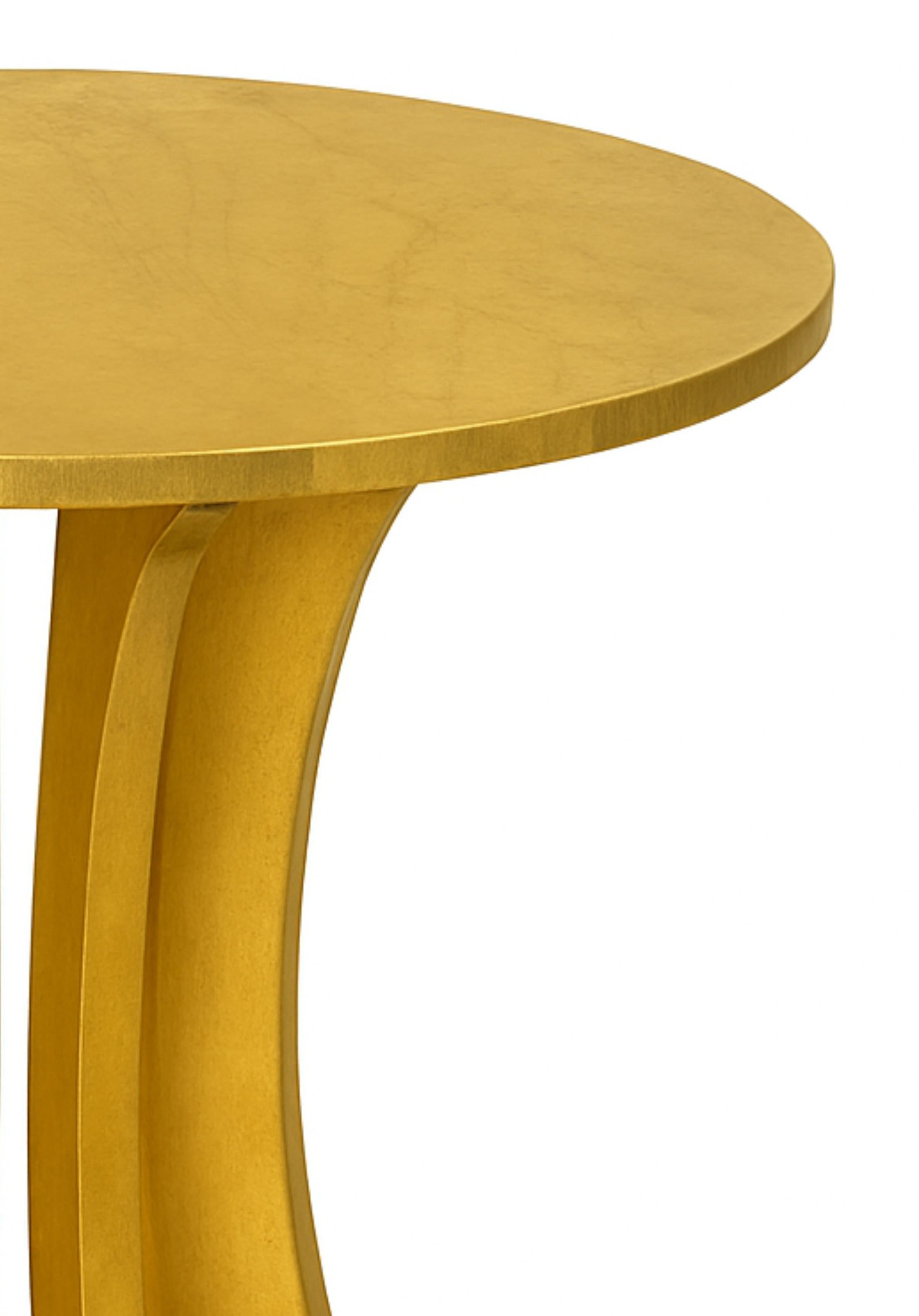 Table d'appoint Art déco française raffinée et dorée du XXe siècle, finie dans un vernis lustré et soutenue par des pieds gracieusement arrondis. Sa silhouette géométrique audacieuse ajoute une touche de sophistication à tout intérieur élégant.