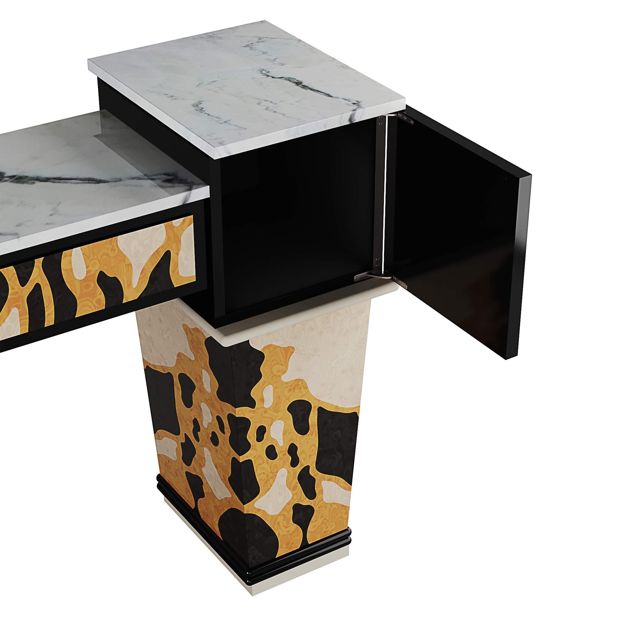 Portugais Table console de style Art Déco en marbre Estremoz, marqueterie de bois et détails en laiton en vente