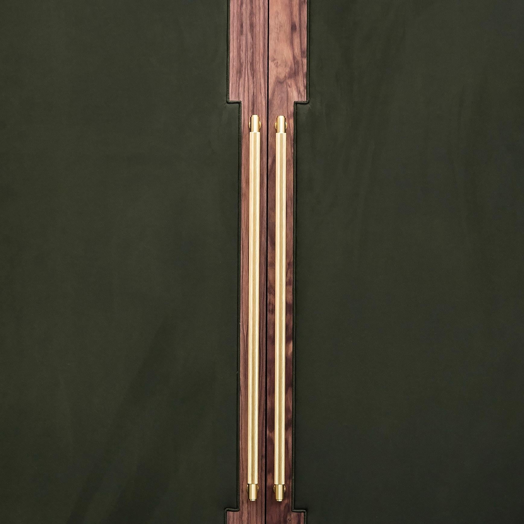 Armoire Cupidon d'inspiration Art Déco en bois de violette et tapissée de Novasuede en vente 4