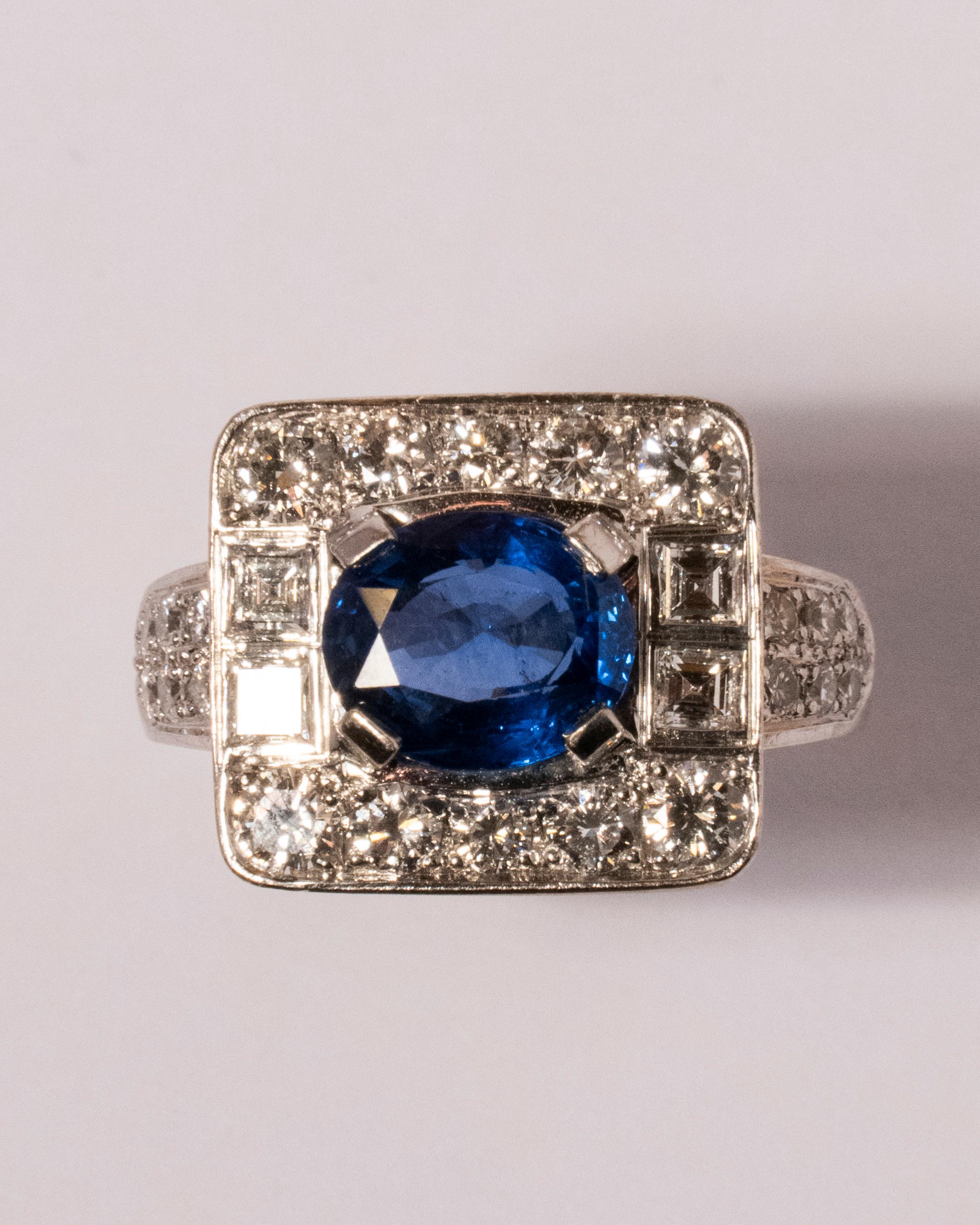 Oval Cut Art Deco inspired Deep blue 2.71ct Sapphire Cocktail Ring For Sale