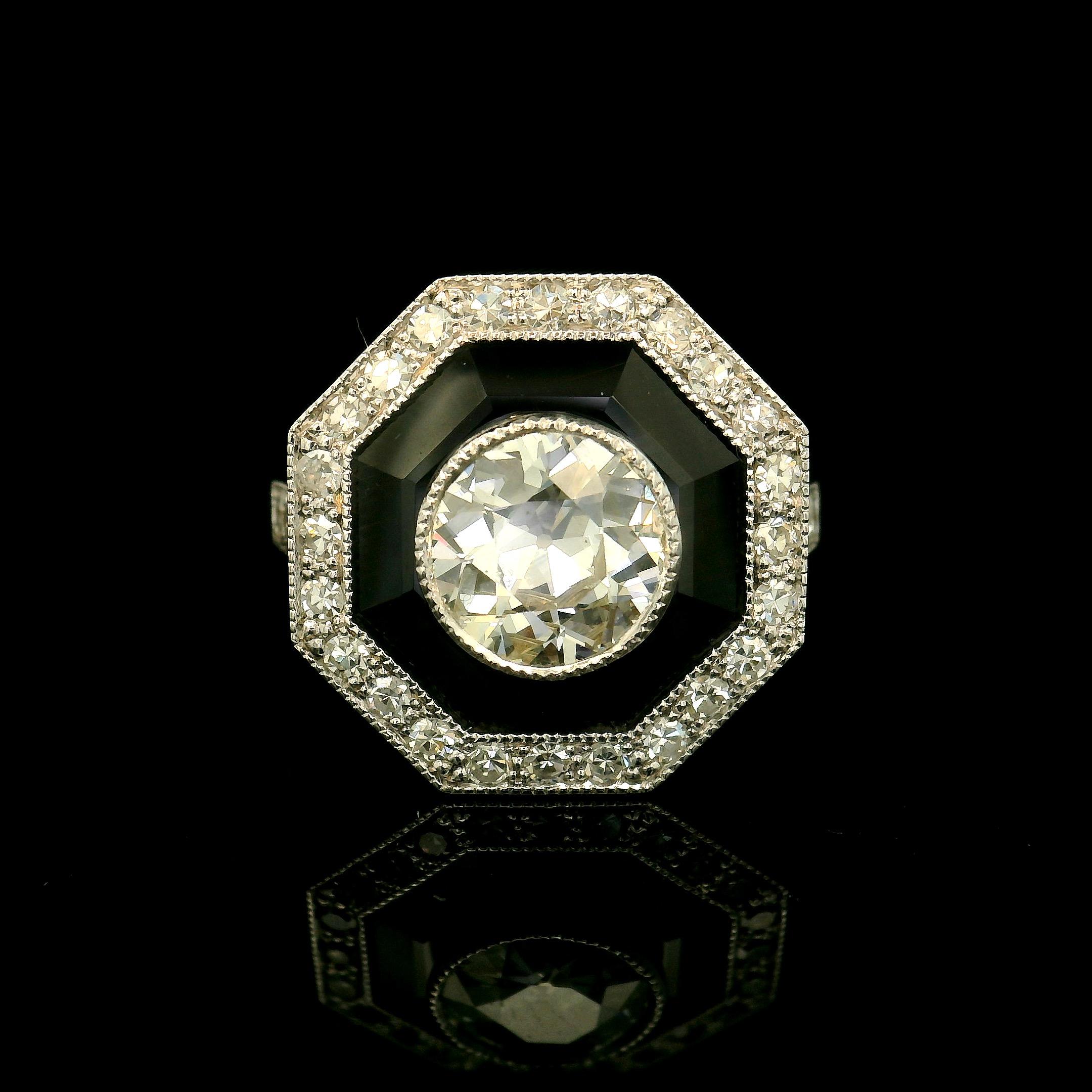 Anello ispirato all'Art Déco. 

L'anello è incastonato con un diamante centrale di taglio europeo antico di 1 Carato (colore stimato J - purezza Si1) circondato da uno spinello scuro. 
e 0,40 carati di diamanti taglio 8/8 (colore stimato J - purezza