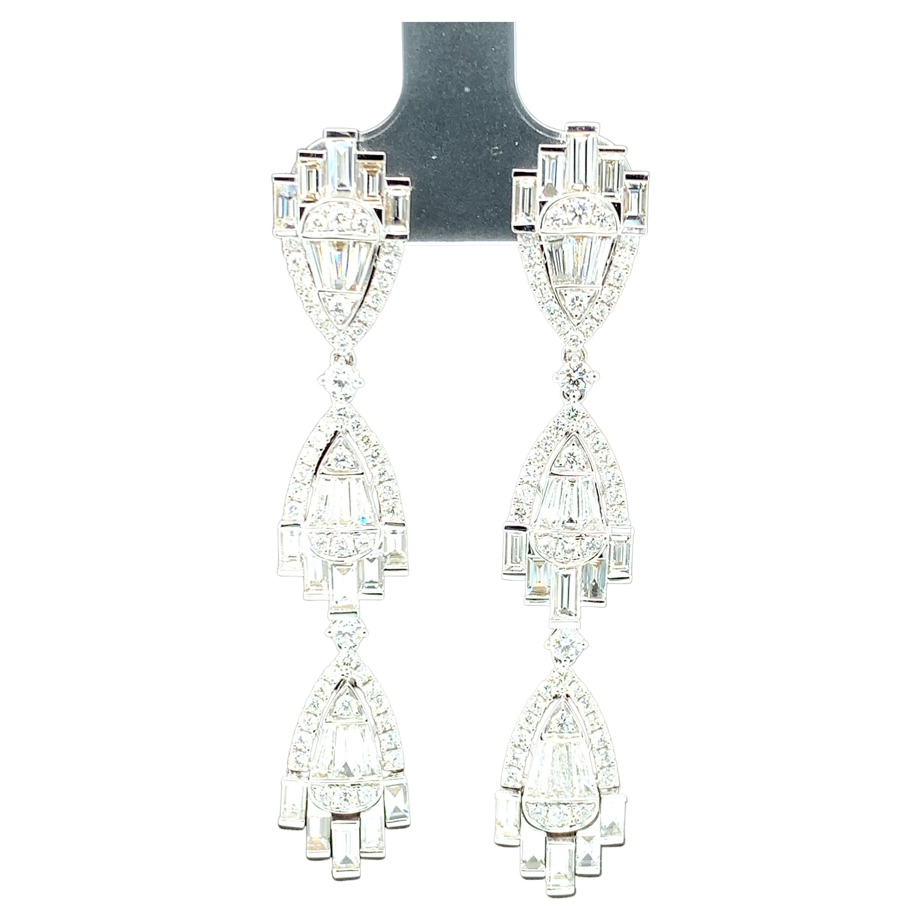 Diese von der Art déco inspirierten Ohrringe sind einfach spektakulär! Sie kommen gerade rechtzeitig für die Feiertage und sind perfekt für jeden erdenklichen besonderen Anlass! Über 5,5 Karat Diamanten von höchster Qualität sind meisterhaft in