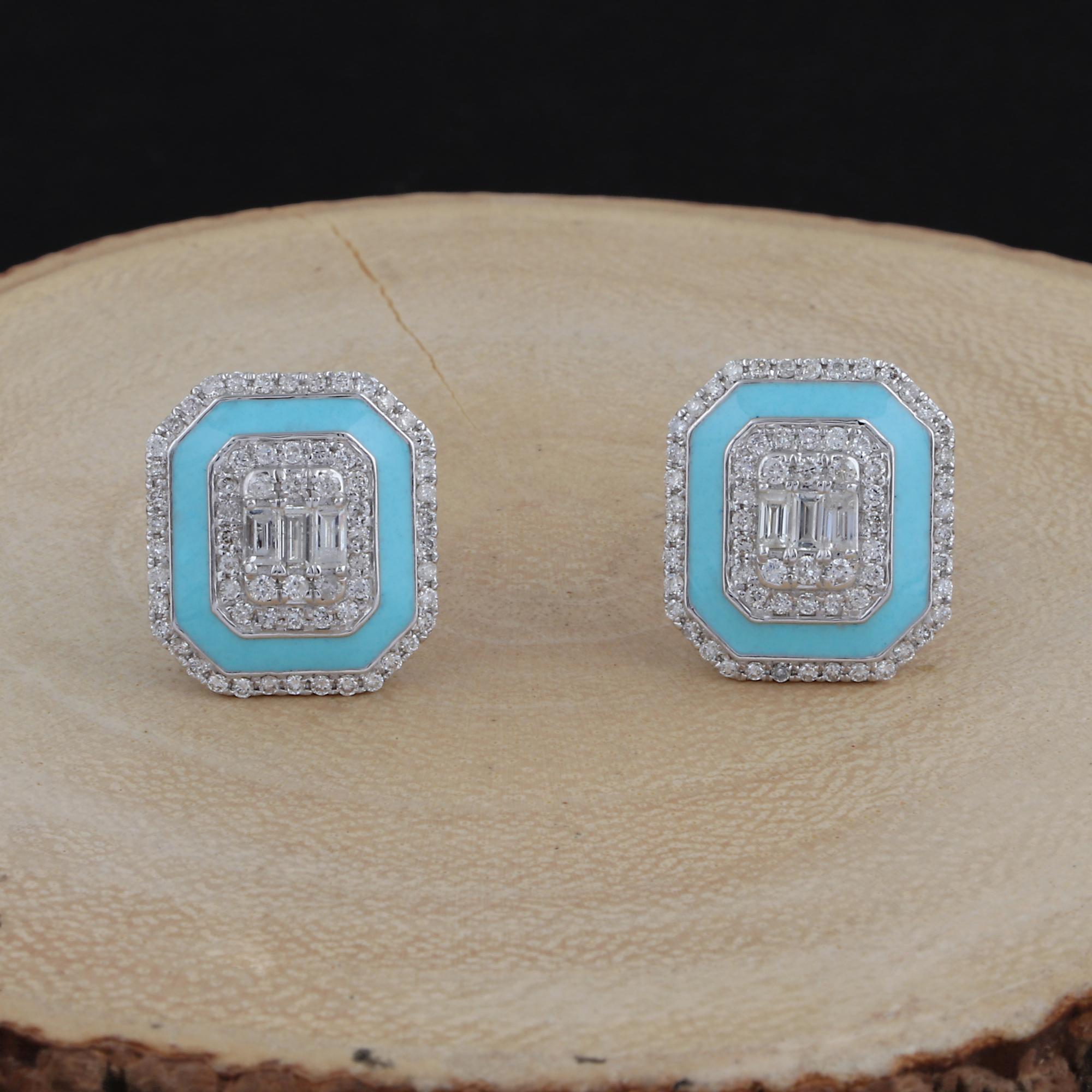 Boucles d'oreilles d'inspiration Art Déco en or blanc 14k Ces boucles d'oreilles sont ornées d'une incrustation de turquoise entourée d'un double halo de diamants et centrée sur d'éblouissants diamants baguettes et ronds. Ces clous sont à la fois
