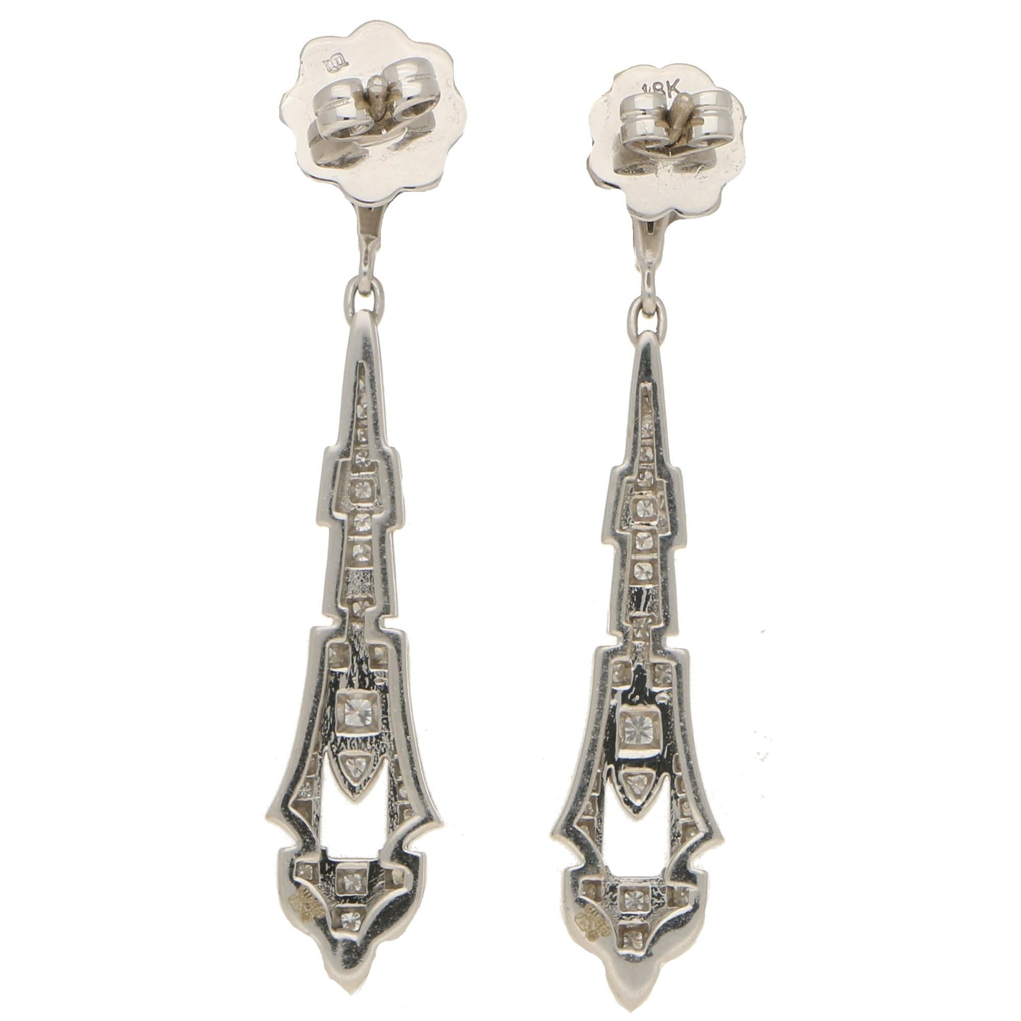 Art Deco Inspired Diamond Drop Earrings in 18 Karat White Gold In Good Condition For Sale In London, GB