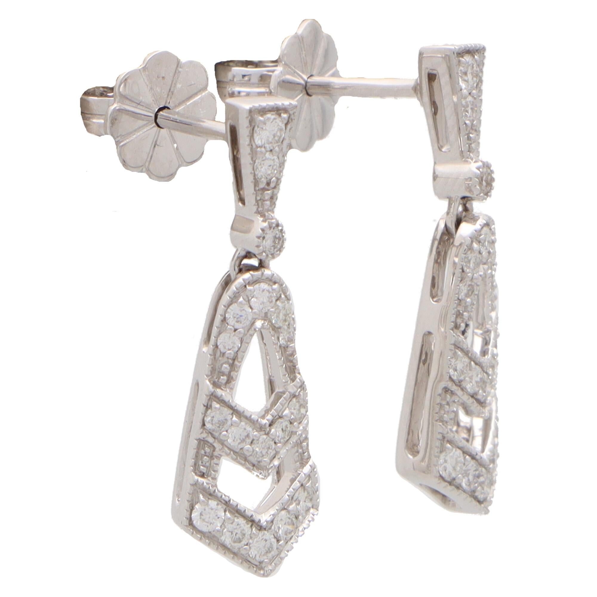 Art Deco inspirierte Diamant-Tropfen-Ohrringe aus 18 Karat Weißgold mit Diamanten (Art déco) im Angebot