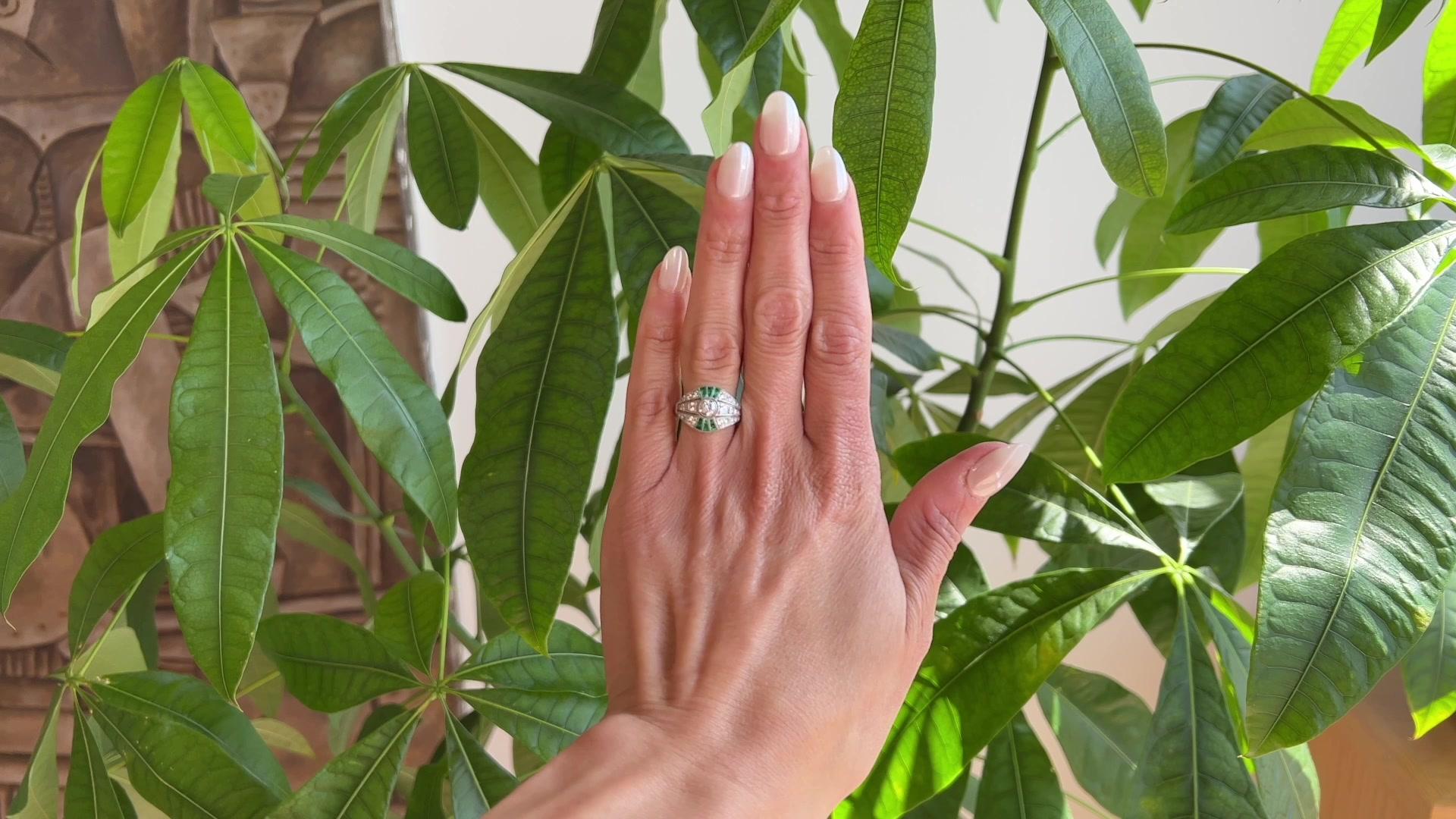 Eine Art Deco inspiriert Diamant Smaragd Platin filigranen Ring. Mit einem runden Diamanten im Brillantschliff von etwa 0,40 Karat, Farbe I, Reinheit VS. Akzentuiert durch 18 Smaragde im Kaliberschliff mit einem Gesamtgewicht von ca. 0,50 Karat und