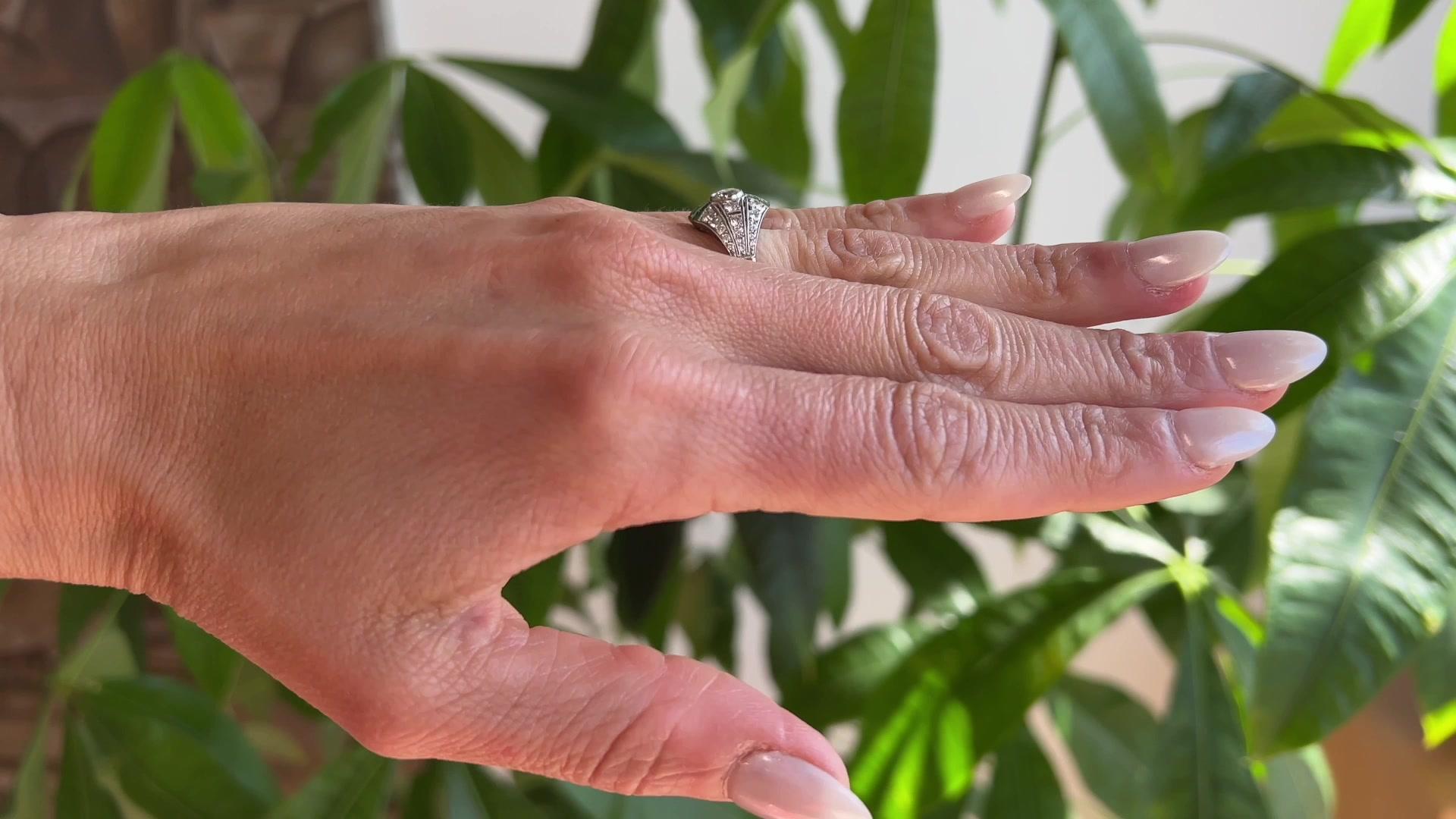 Filigraner, vom Art déco inspirierter Diamant-Smaragd-Platin-Ring im Zustand „Neu“ im Angebot in Beverly Hills, CA