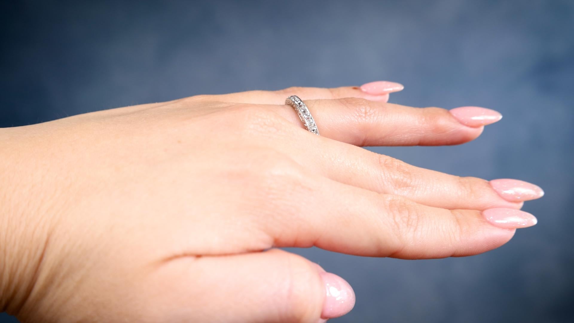 Art Deco inspirierter halber Eternity-Ring aus Platin mit Diamanten (Französischer Schliff) im Angebot