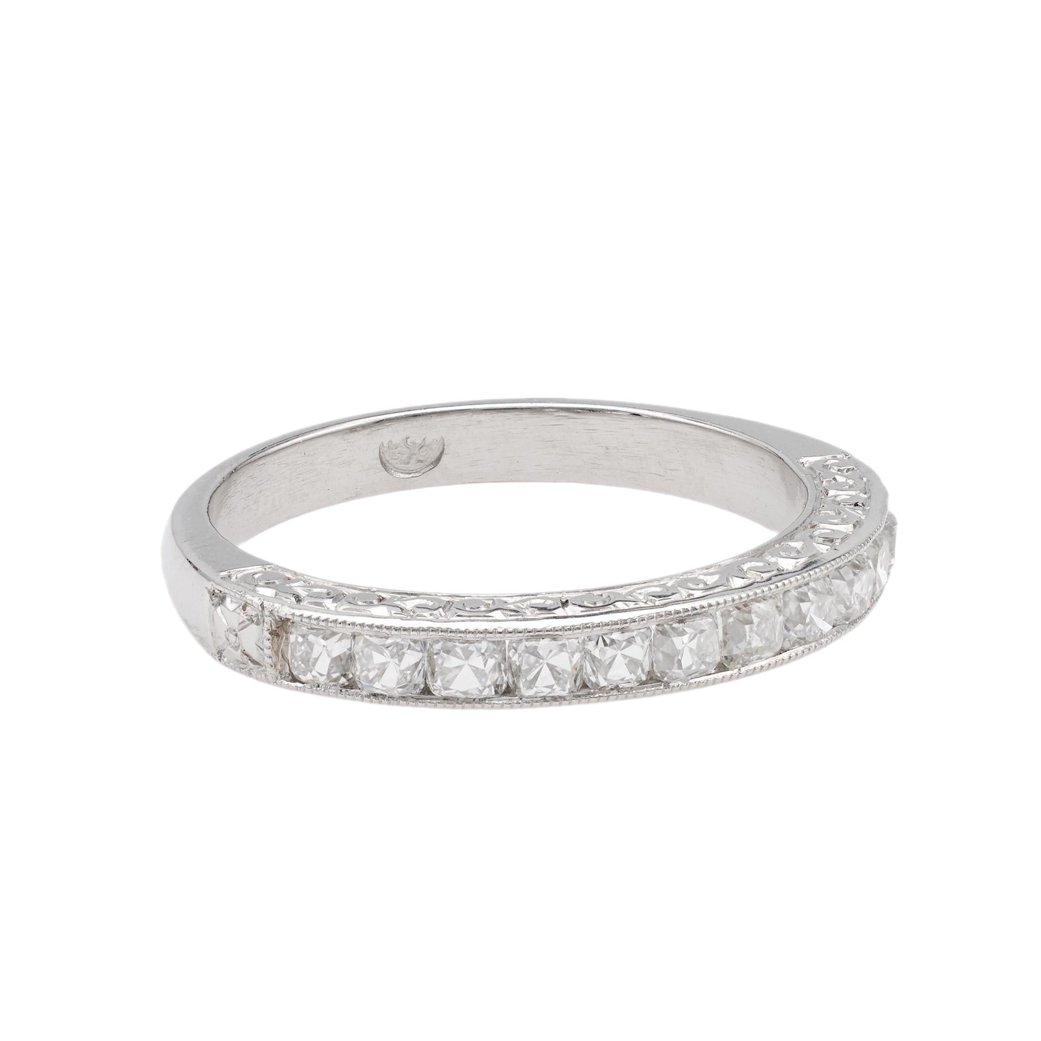 Art Deco inspirierter halber Eternity-Ring aus Platin mit Diamanten im Zustand „Hervorragend“ im Angebot in Beverly Hills, CA