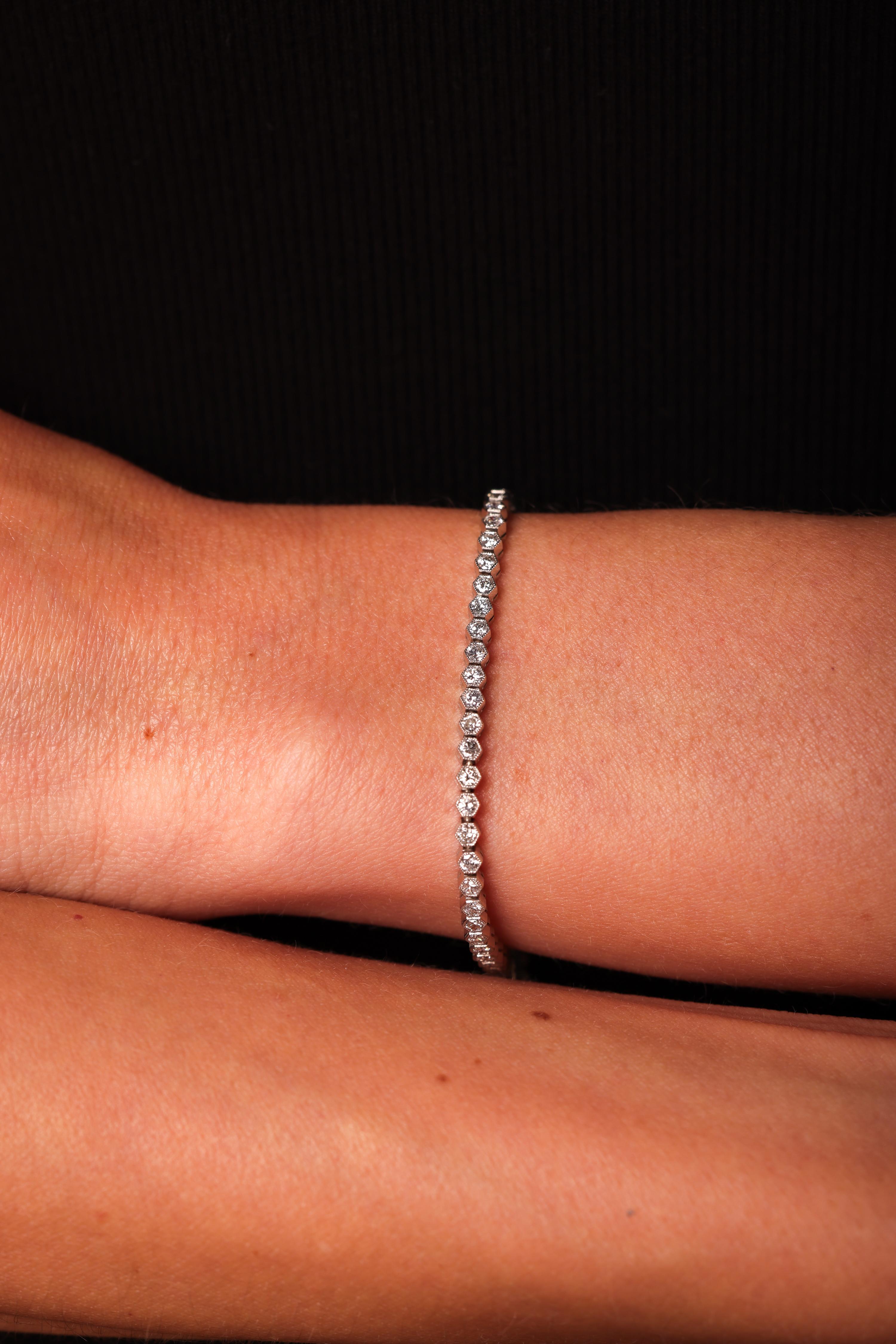 Taglio brillante Bracciale tennis in platino con diamanti di ispirazione Art Deco in vendita