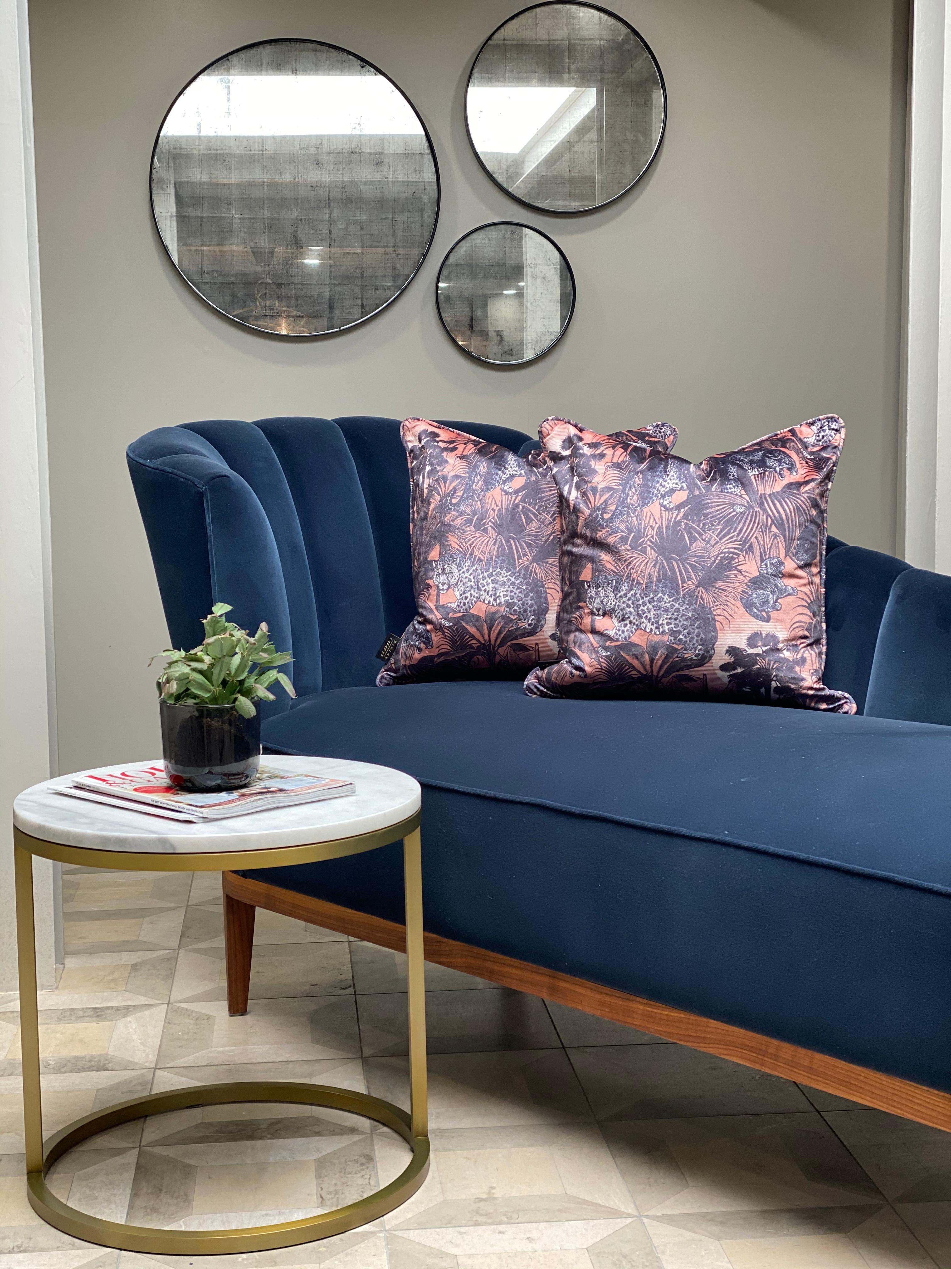 Das Design von kleinen Luxusmöbeln, die für kleinere Wohnungen geeignet sind, ist entscheidend für die Maximierung von Funktionalität und Ästhetik auf begrenztem Raum. Der runde Couchtisch Diana ist ein perfektes Beispiel für diese Philosophie.