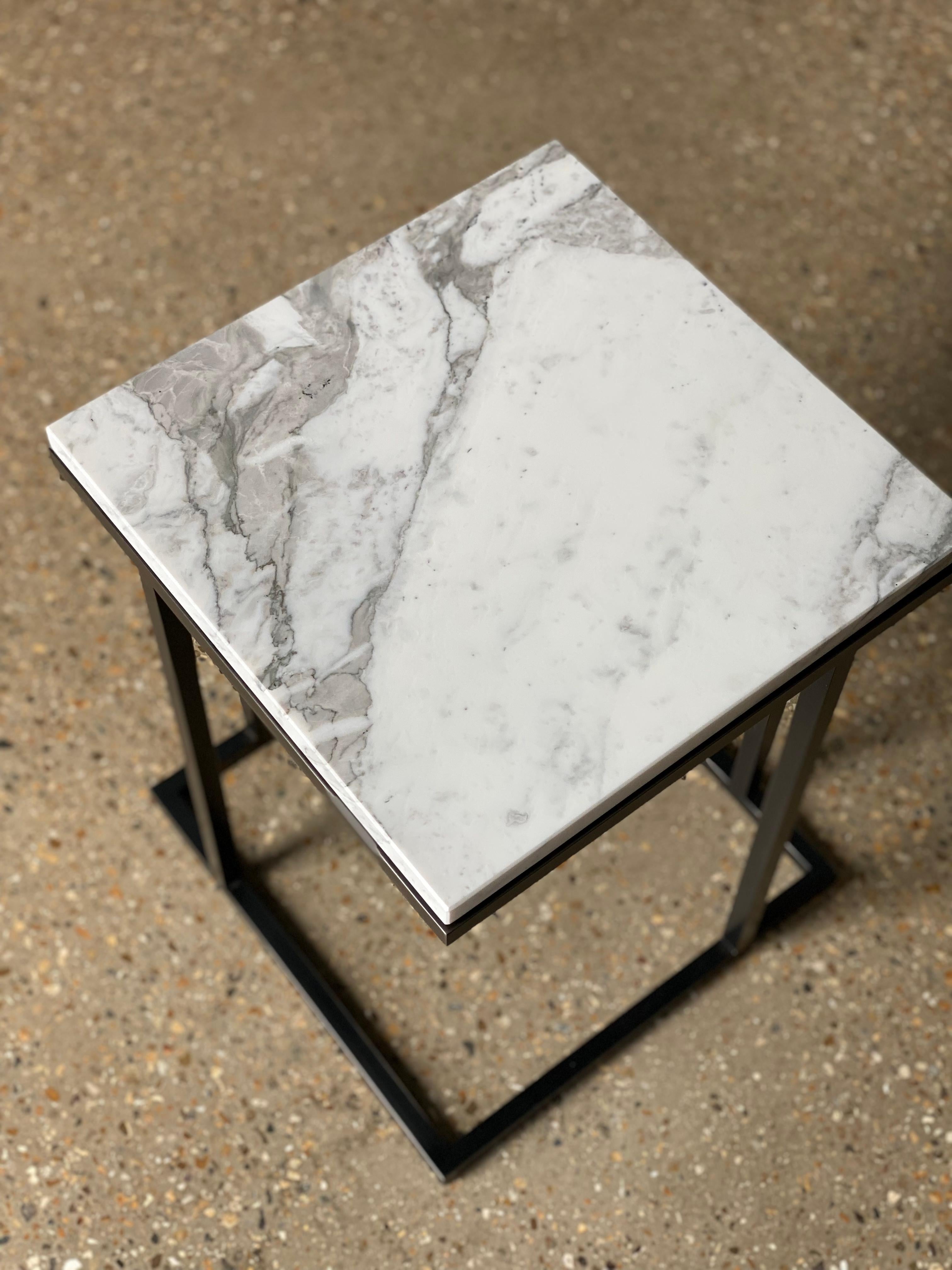 Anglais Table d'appoint Elio II mince en acier noirci et marbre d'inspiration Art Déco faite sur mesure en vente