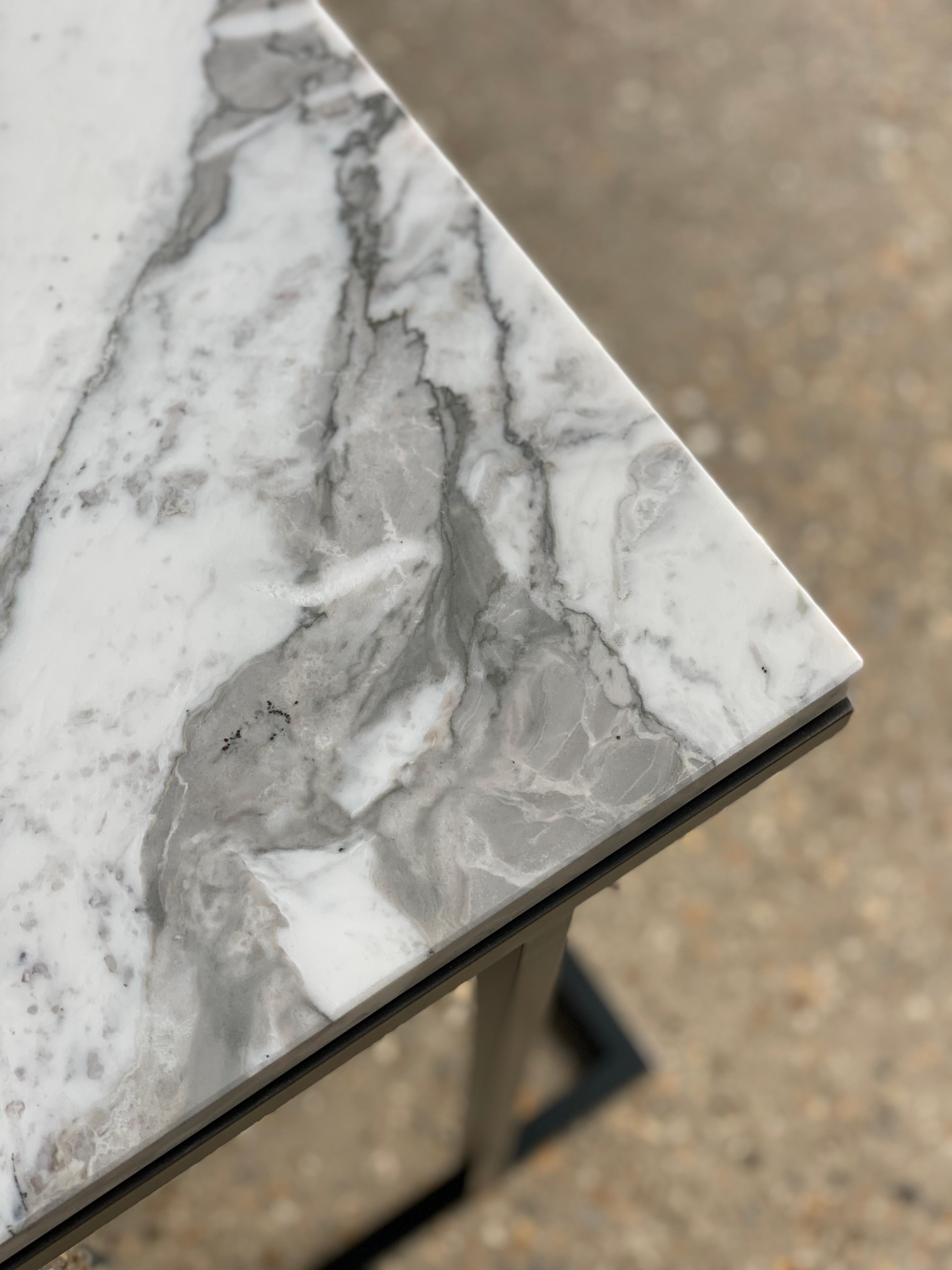 XXIe siècle et contemporain Table d'appoint Elio II mince en acier noirci et marbre d'inspiration Art Déco faite sur mesure en vente