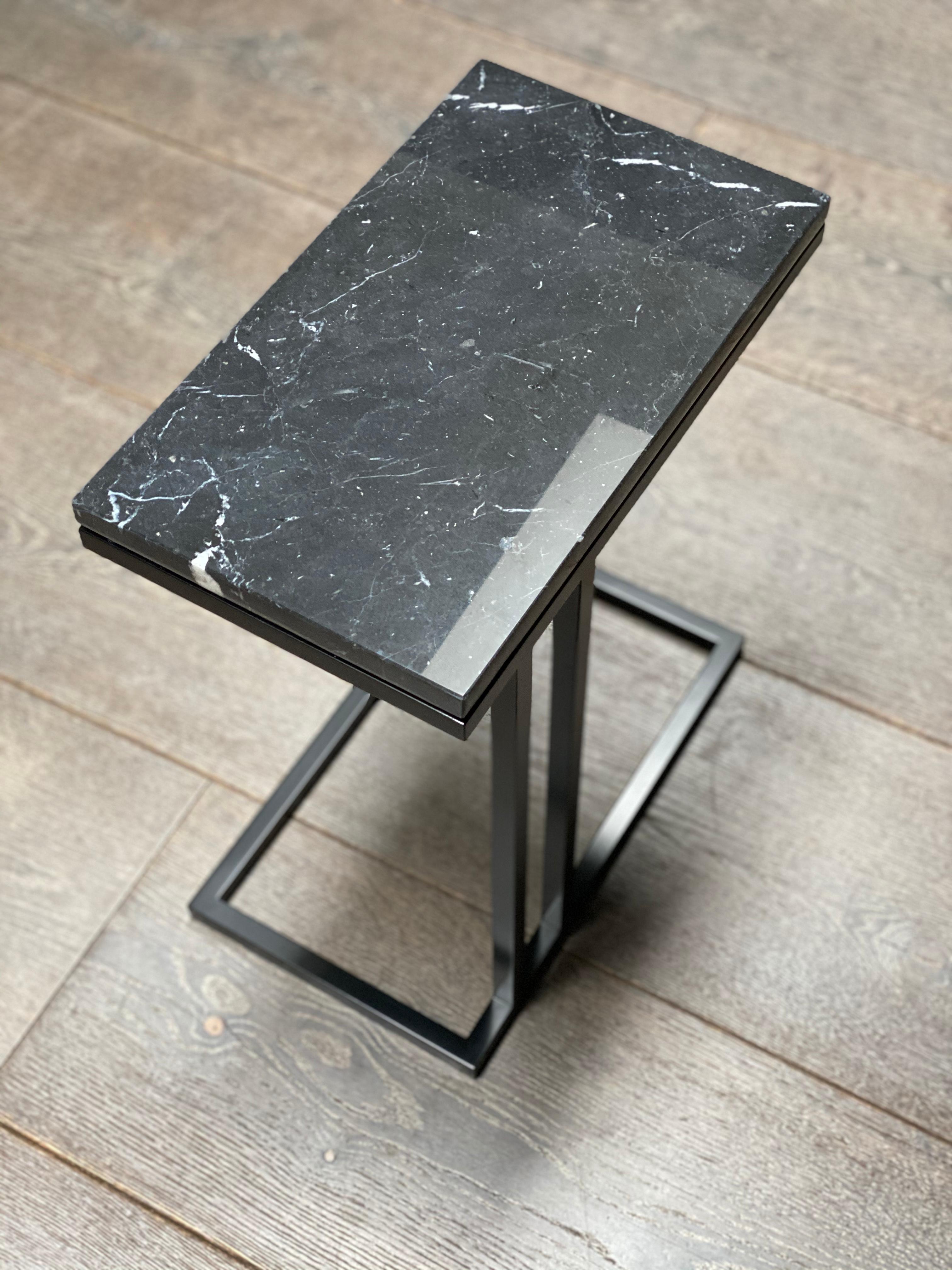 Art Deco Inspired Elio II Slim Side Table in Brass Plated and Marble Surface In New Condition For Sale In London, GB