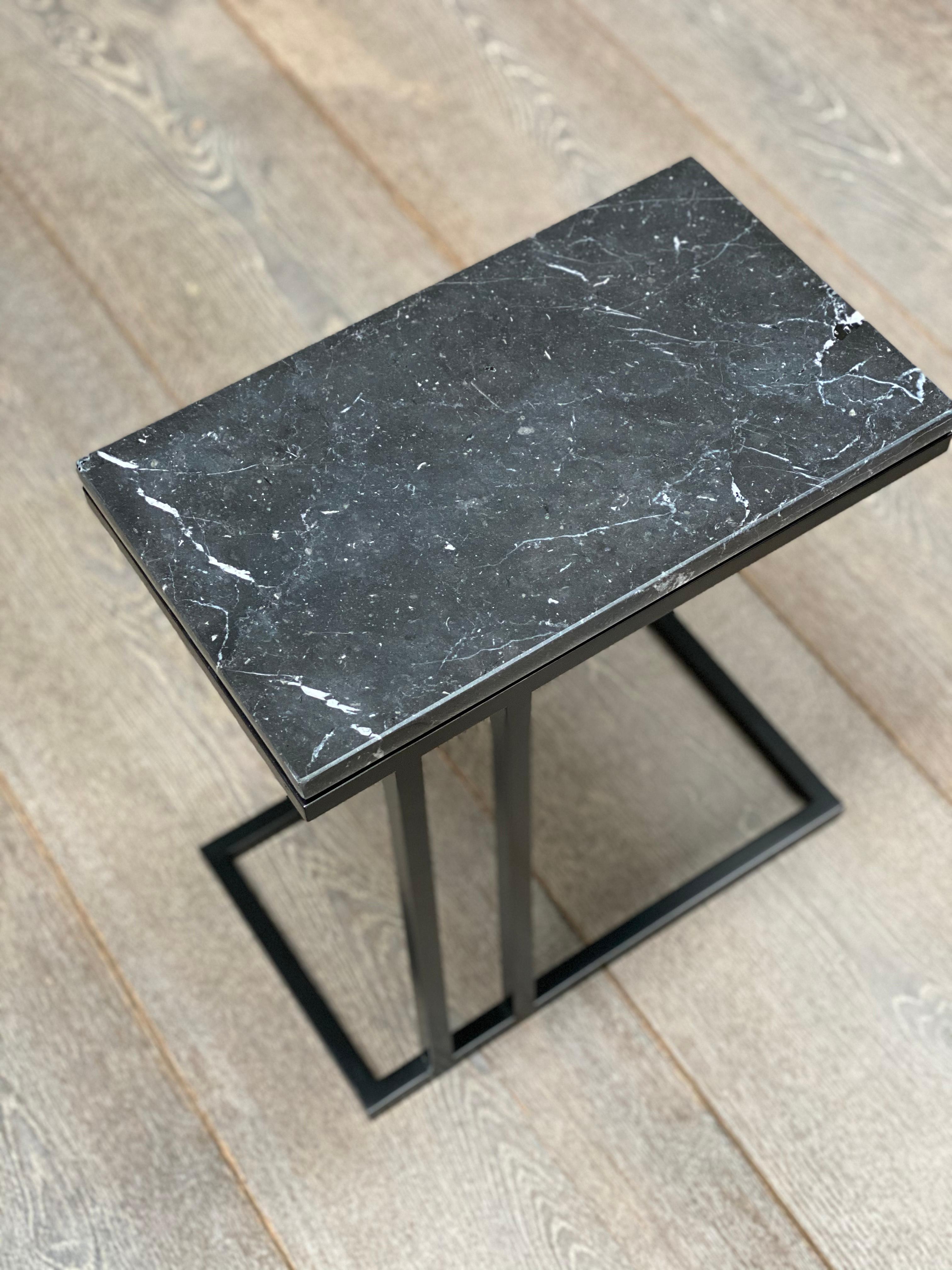 English Art Deco Inspired Elio II Slim Side Table Squared Brass Plate and Marble Surface For Sale