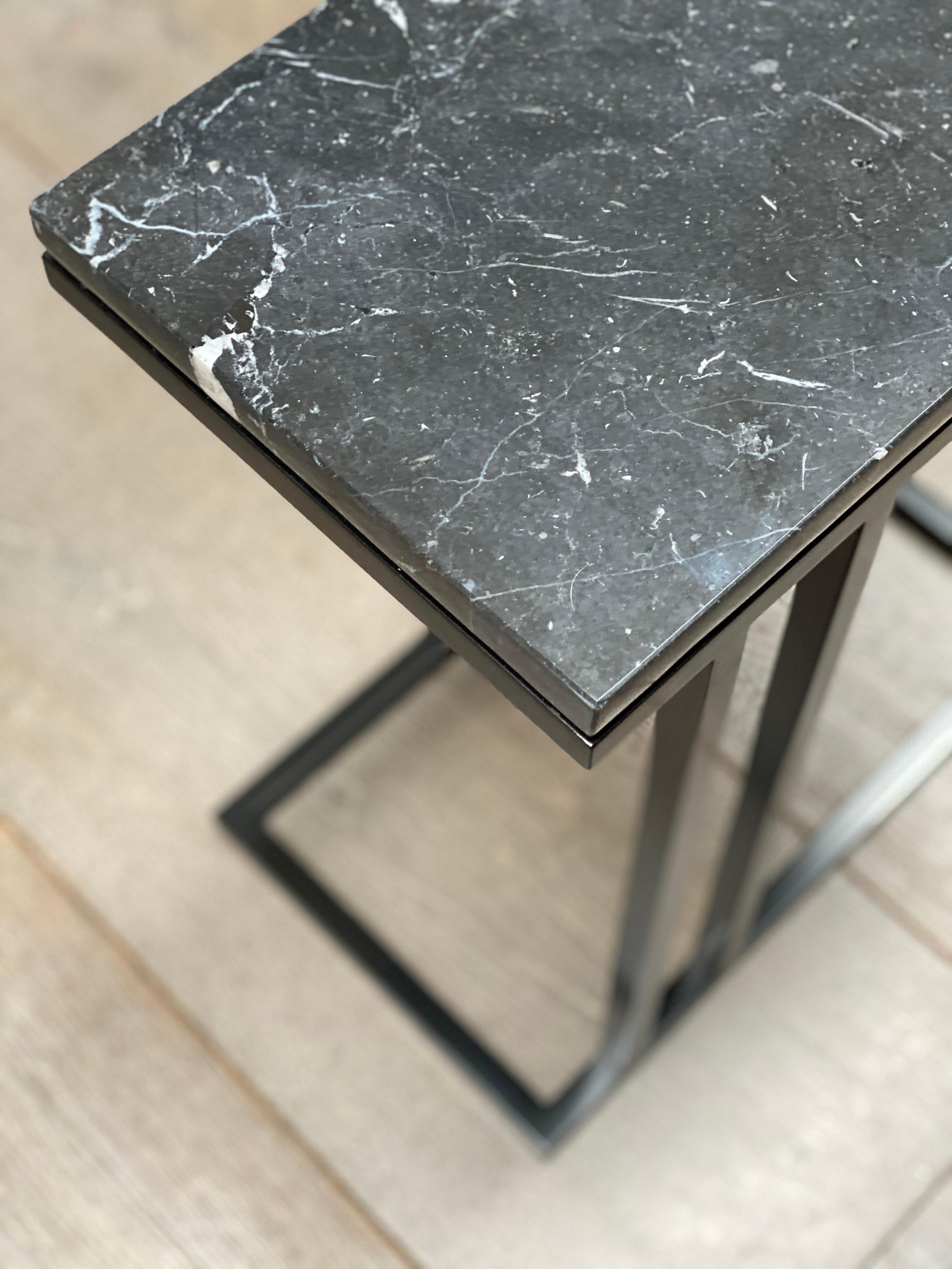 Powder-Coated Art Deco Inspired Elio II Slim Side Table Squared Brass Plate and Marble Surface For Sale