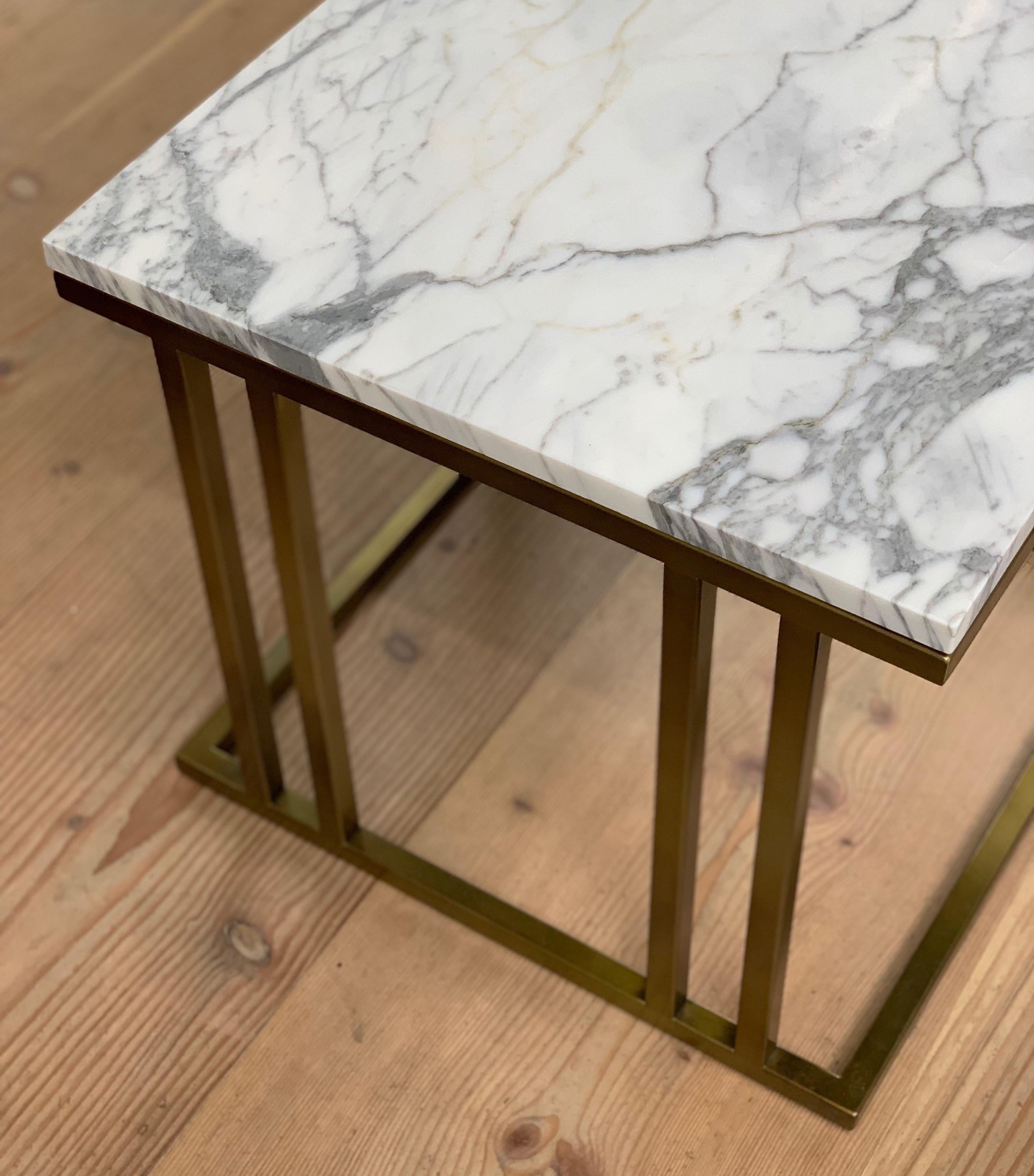 Plaqué Table d'appoint Elio d'inspiration Art Déco plaquée en laiton brossé et marbre en vente