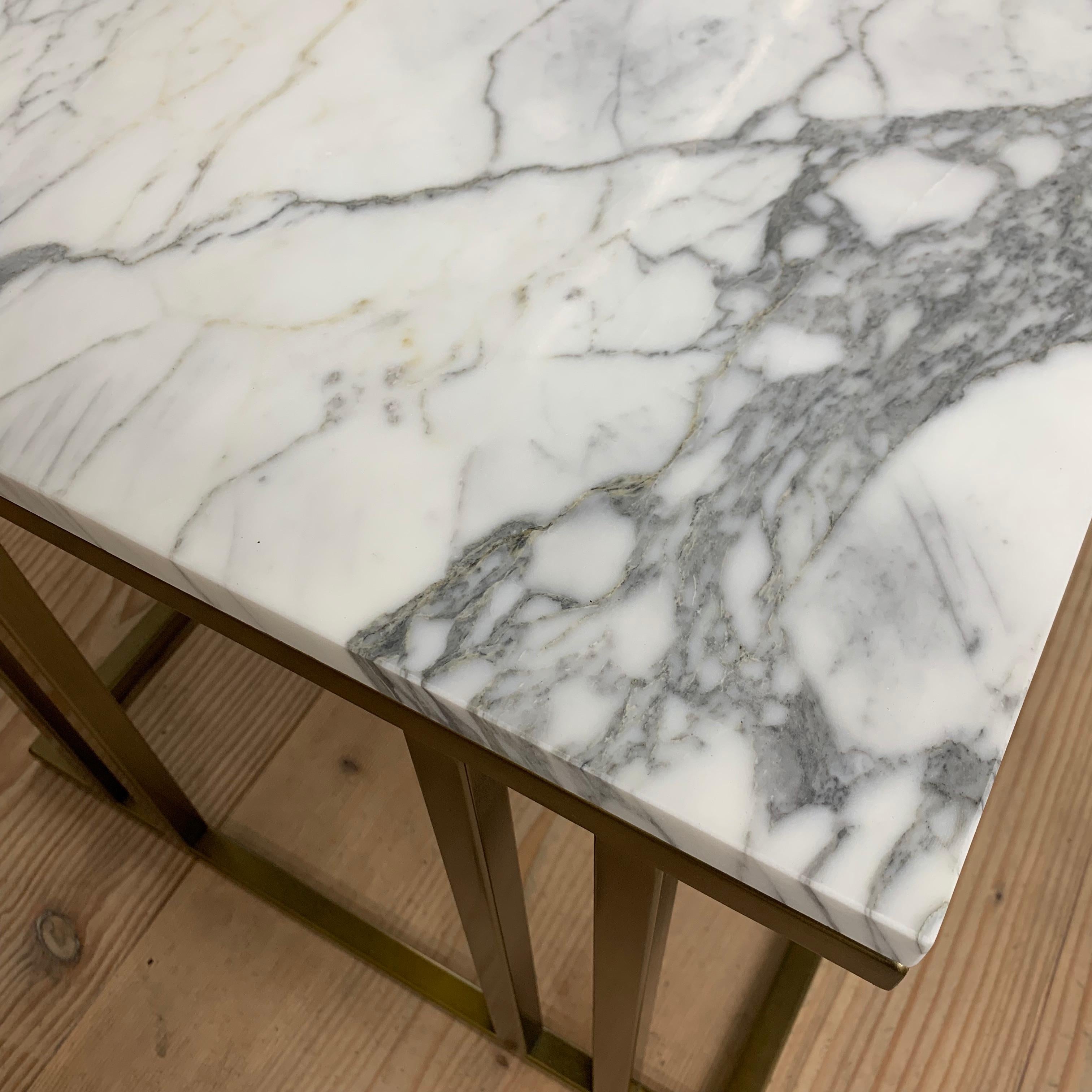 Acier inoxydable Table d'appoint Elio d'inspiration Art Déco plaquée en laiton brossé et marbre en vente