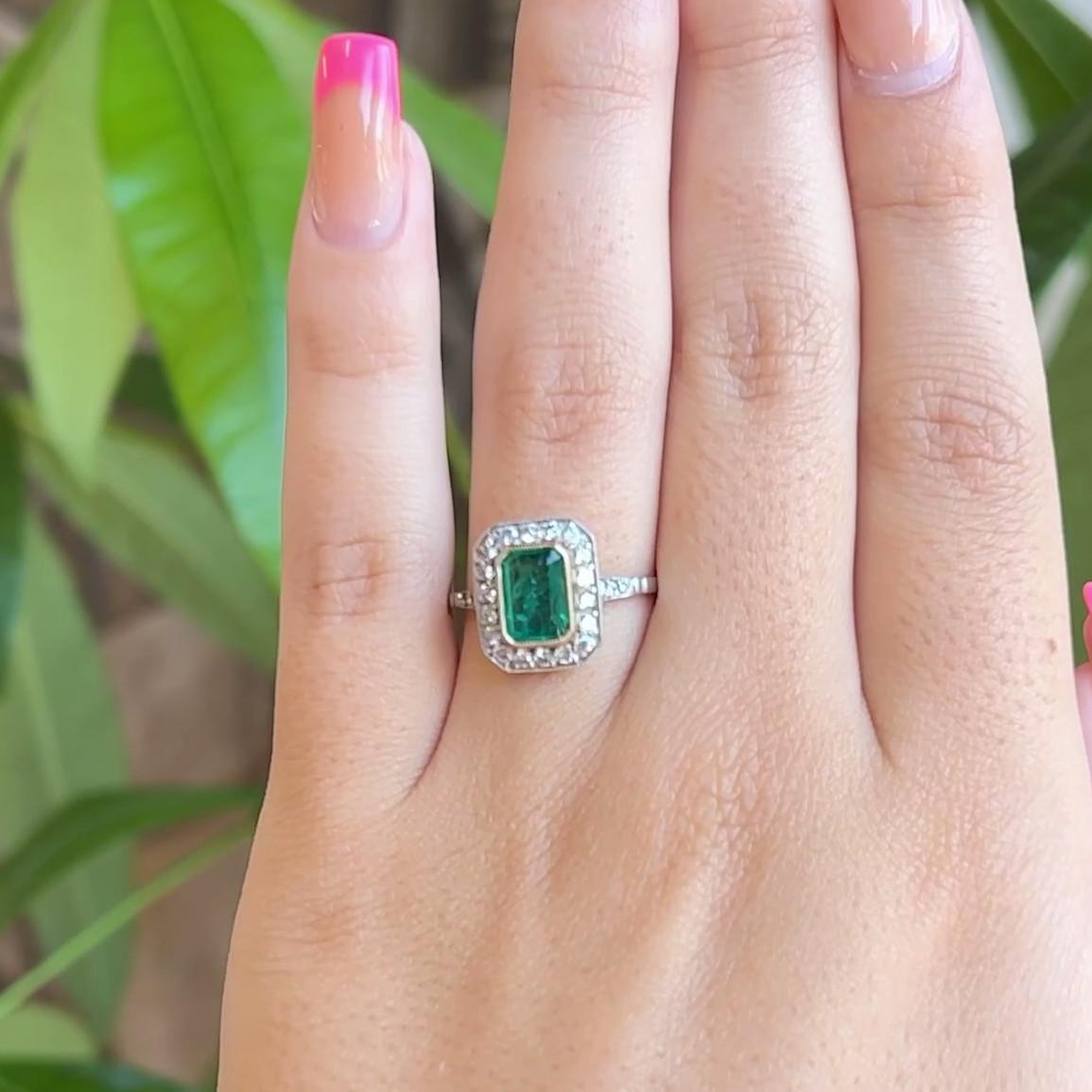 Ein Art Deco inspirierter Smaragd-Diamant-Platin-Ring. Mit einem rechteckigen Smaragd im Stufenschliff von 0,77 Karat. Akzentuiert durch 24 runde Diamanten im Brillantschliff mit einem Gesamtgewicht von etwa 0,40 Karat, eingestuft als nahezu