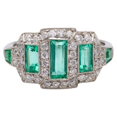 Art Deco inspirierter Platinring mit Smaragd und Diamant