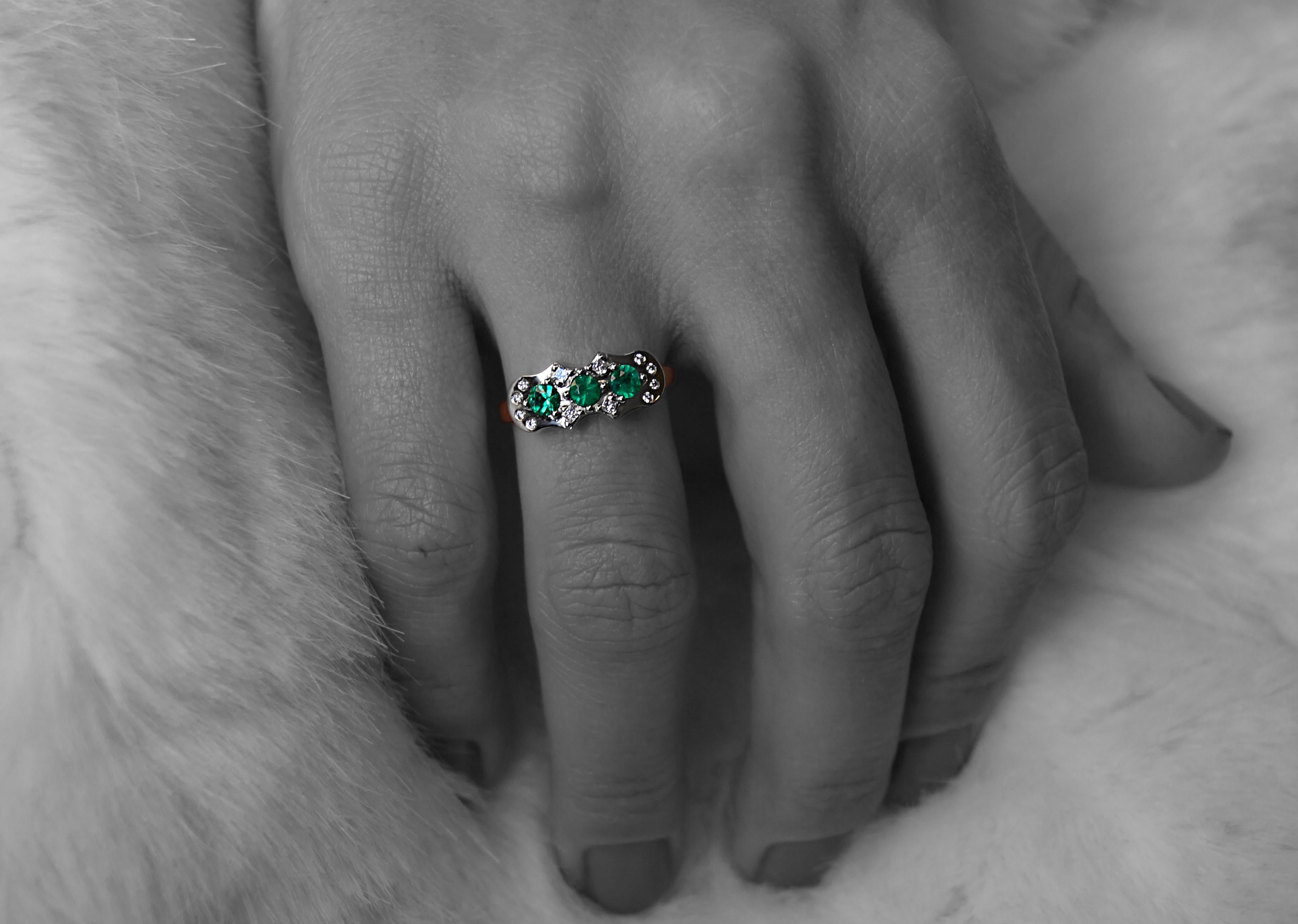 Taille ronde Art Deco inspired Emeralds with Diamonds in White and Yellow Gold Ring en vente