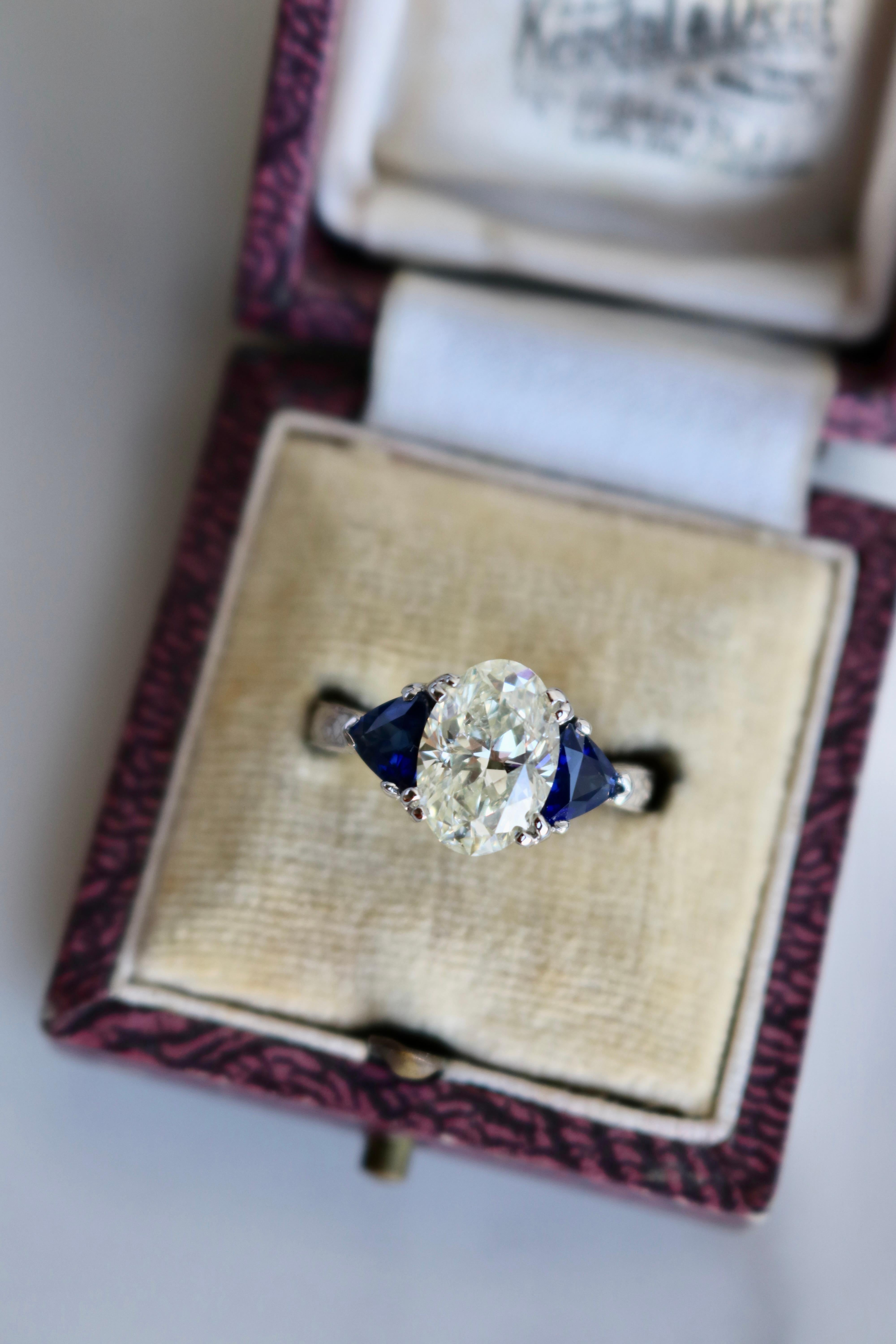 Art Deco Inspired GIA 2.16 Carat Oval Cut Diamond Sapphire Platinum Ring 2