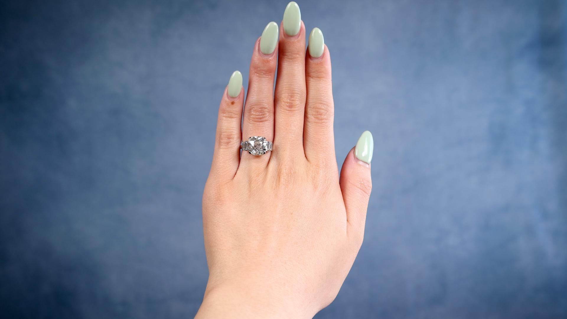 Eine Art Deco inspiriert GIA 4,00 Karat Old European Cut Diamond Platinum Ring. Mit einem GIA old European cut Diamanten von 4,00 Karat, begleitet von GIA #2221930524, die besagt, dass der Diamant K Farbe, SI1 Klarheit ist. Akzentuiert durch vier
