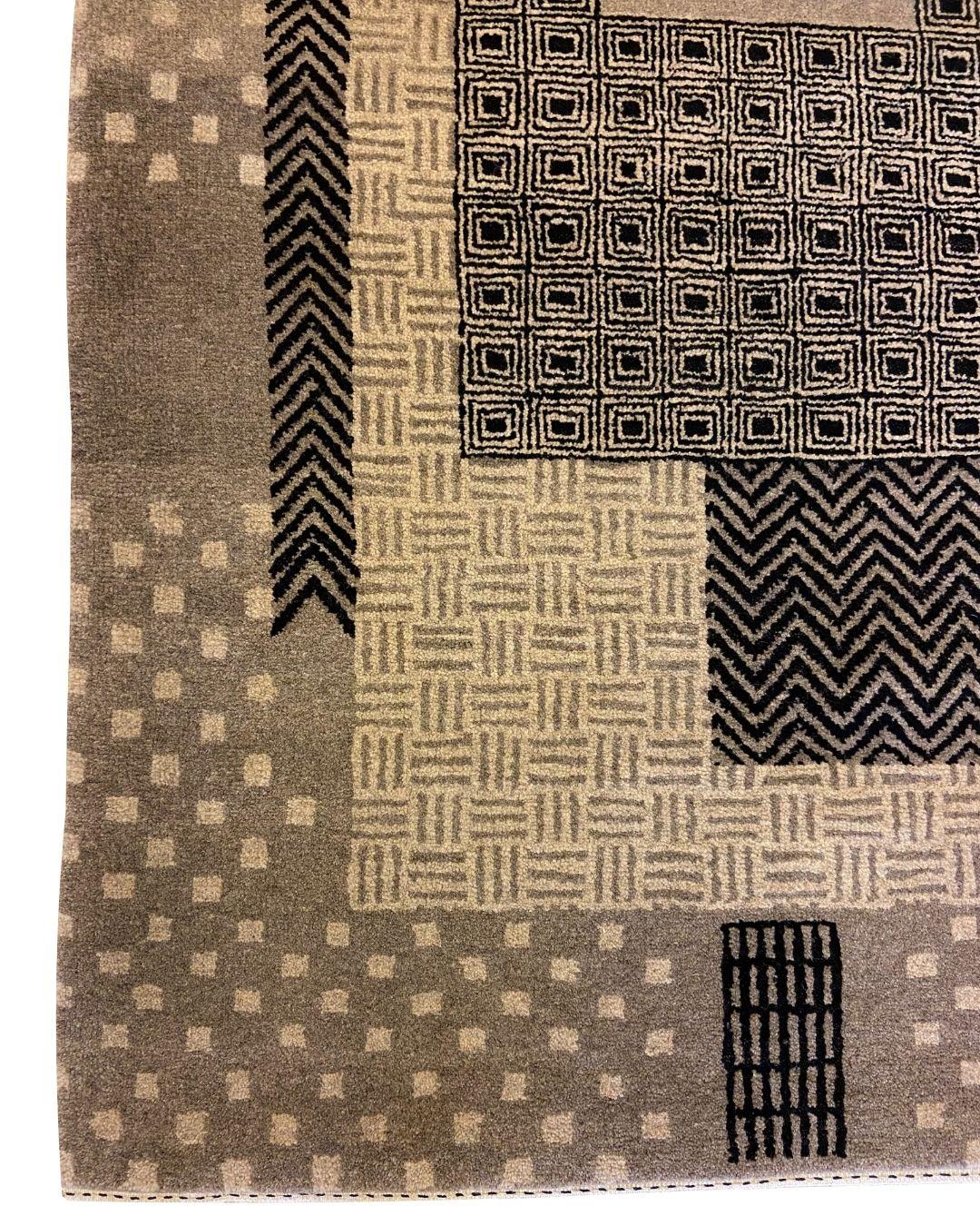 Art Deco-Inspired Gray, Black, and Cream Labyrinth Wool Persian Rug 3' x 5' In New Condition In New York, NY