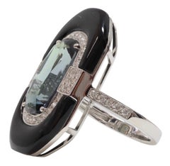 Anello di ispirazione art déco con tanzanite verde, onice e diamanti in platino