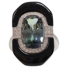 Anello di ispirazione art déco con tanzanite verde, onice e diamanti in platino