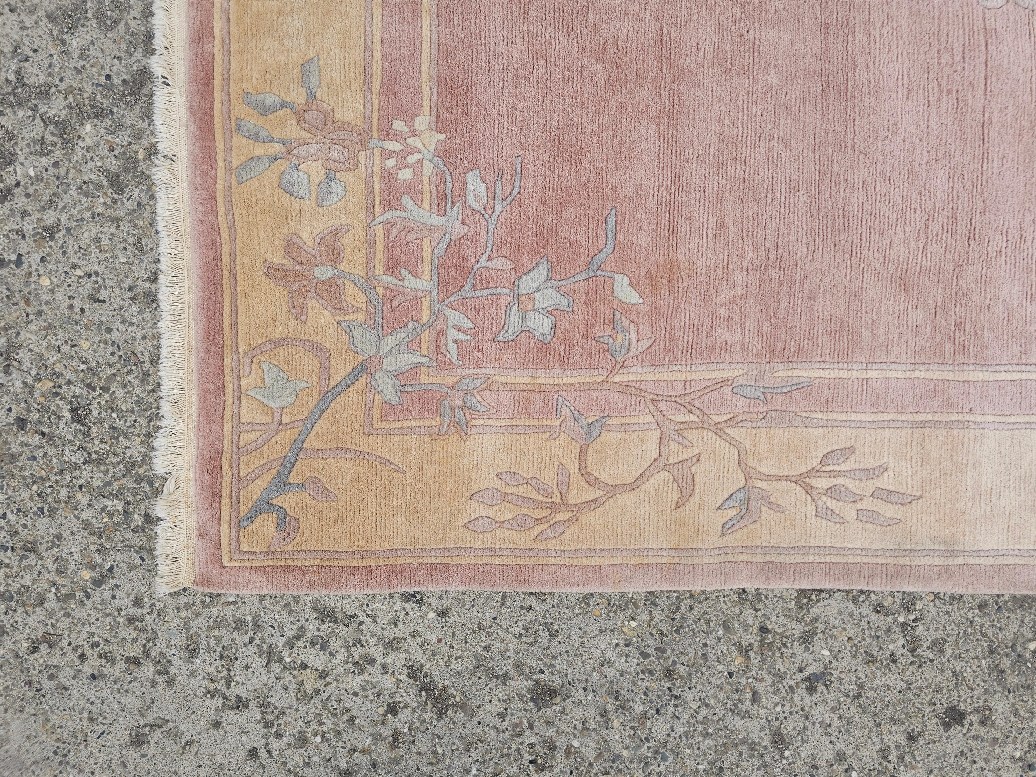 Tappeto d'ispirazione Art Deco annodato a mano in 100% lana rosa polverosa, Nepal, anni '90. in vendita 4