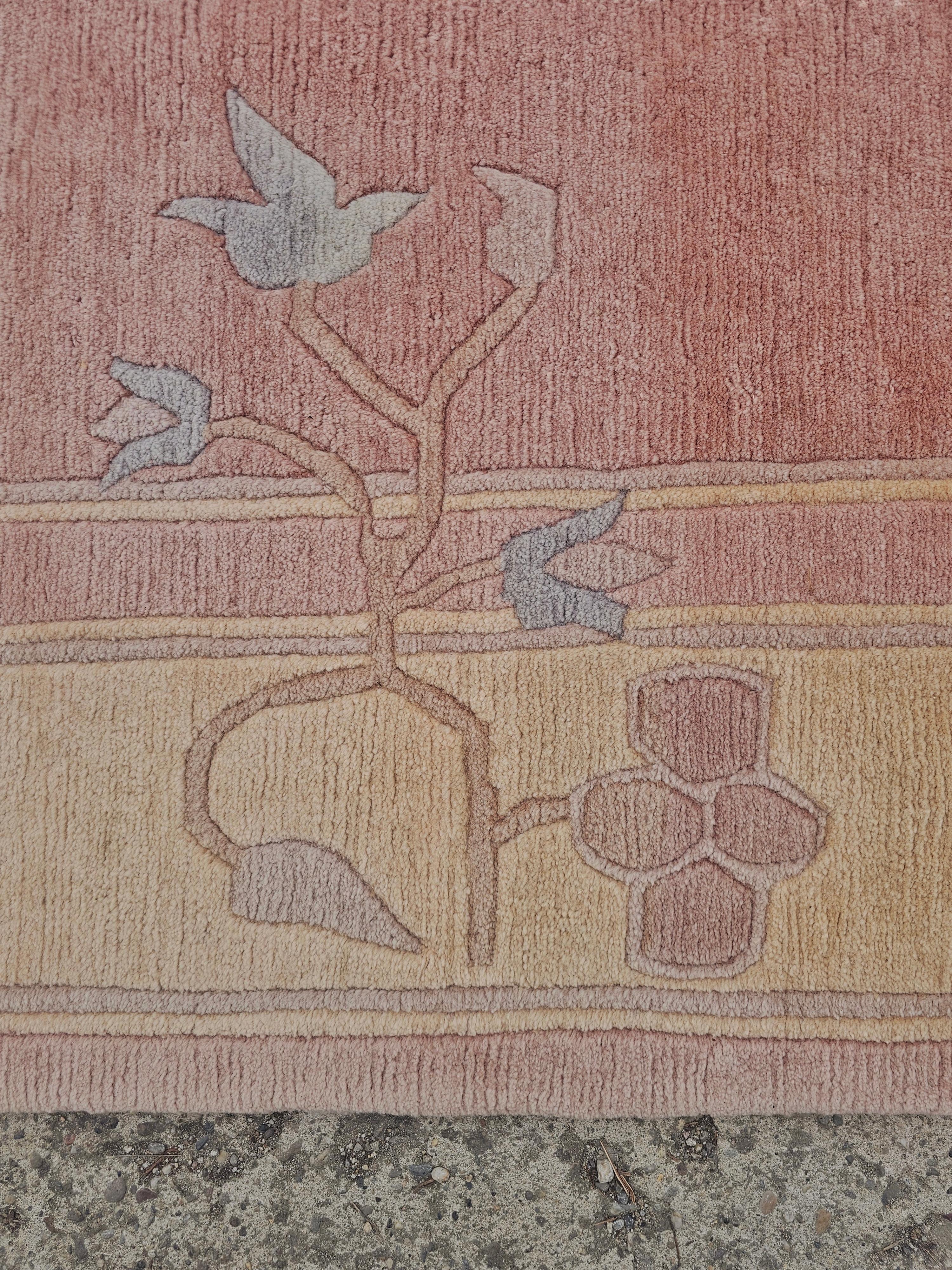 Tappeto d'ispirazione Art Deco annodato a mano in 100% lana rosa polverosa, Nepal, anni '90. In condizioni buone in vendita a Beograd, RS