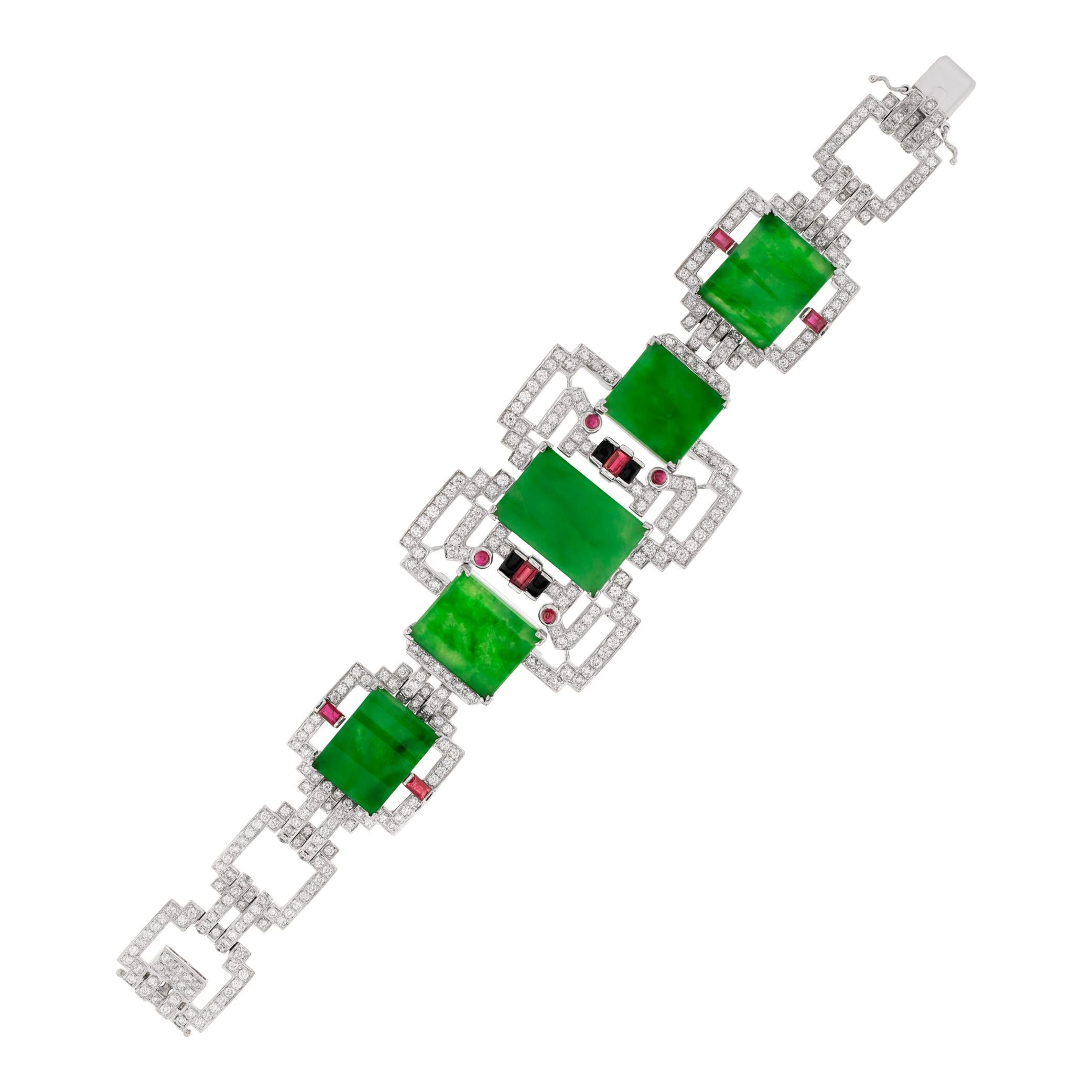 Bracciale in giada e diamanti di ispirazione Art Deco con accenti di rubini e onice, incastonati in oro bianco 18 carati. Diamanti rotondi taglio brillante per un peso totale di circa 7,00 carati, colore stimato G-H, purezza VS. Giada rettangolare e