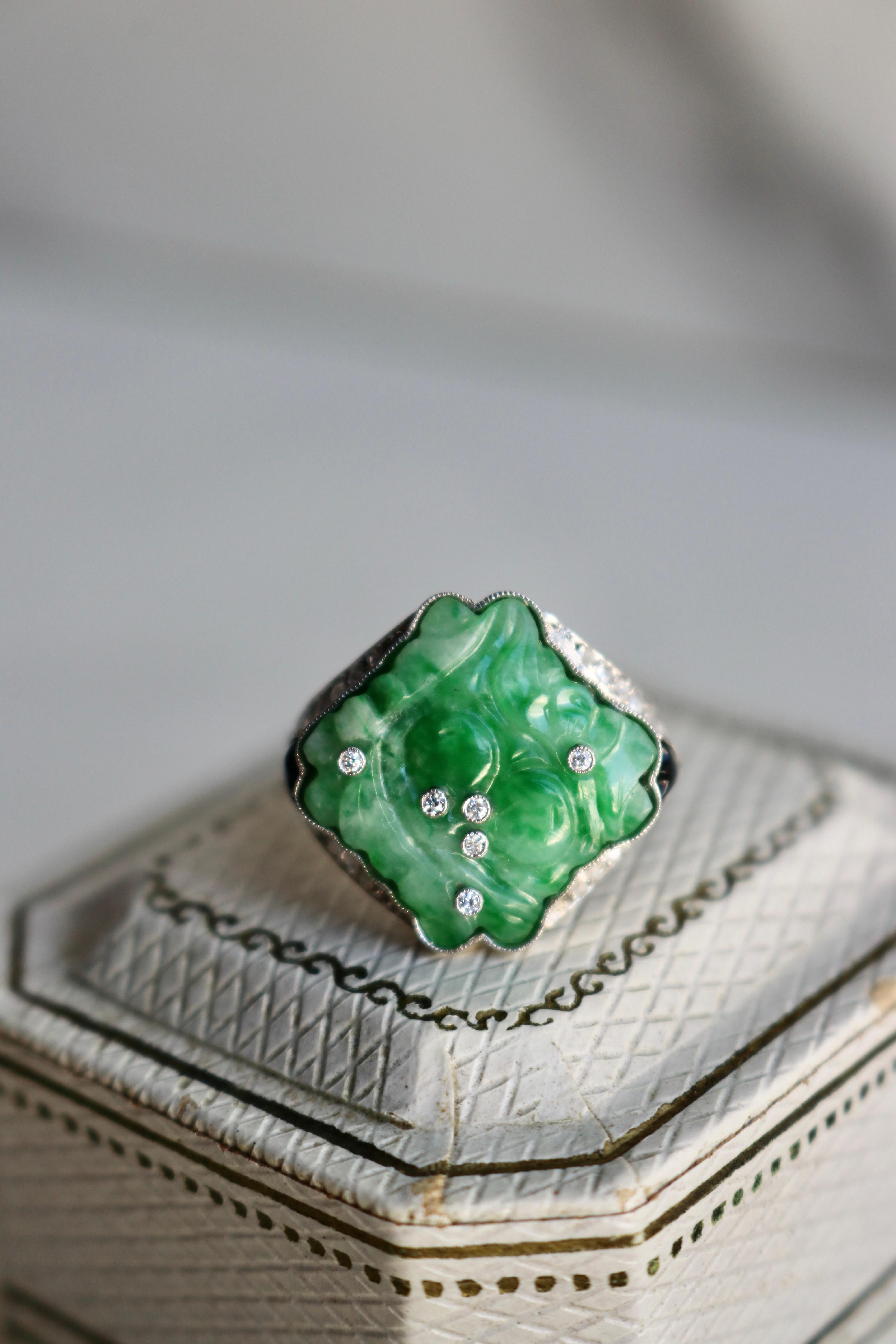 Platinring aus Jade, Diamant und Onyx, Art déco-inspiriert im Angebot 1
