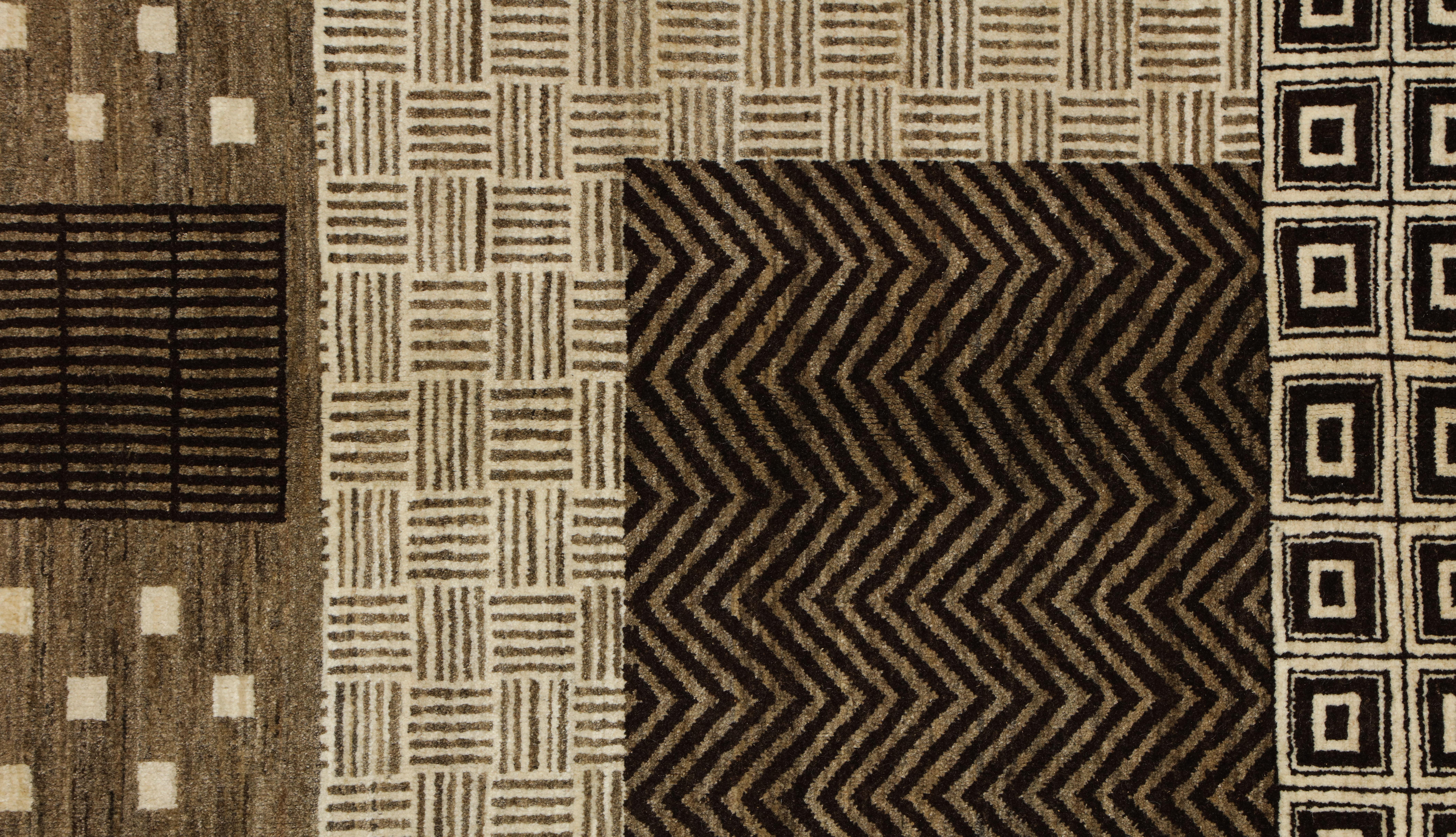 Art Deco-inspirierter Labyrinth-Perserteppich aus Wolle in Taupe, Creme & Brown, 9 x 12 (21. Jahrhundert und zeitgenössisch) im Angebot