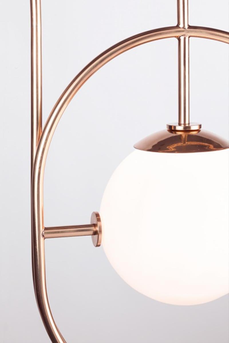 La lampada a sospensione Loop I evoca un senso di giocosità grazie alla giustapposizione di forme primarie. Può essere utilizzato per creare uno spazio moderno ma senza tempo e ricorda una scultura moderna ed elegante di ispirazione Art Deco,