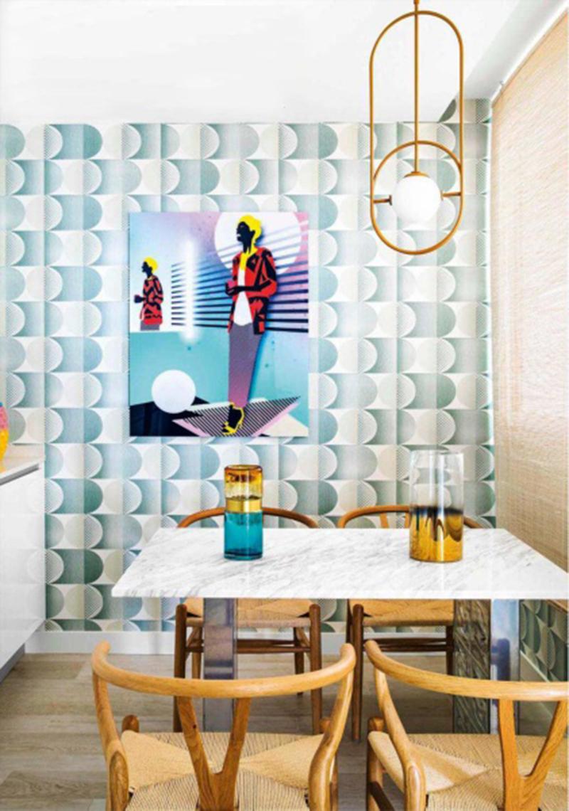 Art Déco Lampada a sospensione Loop I di ispirazione Art Deco in ottone lucido e vetro nero fatta a mano in vendita