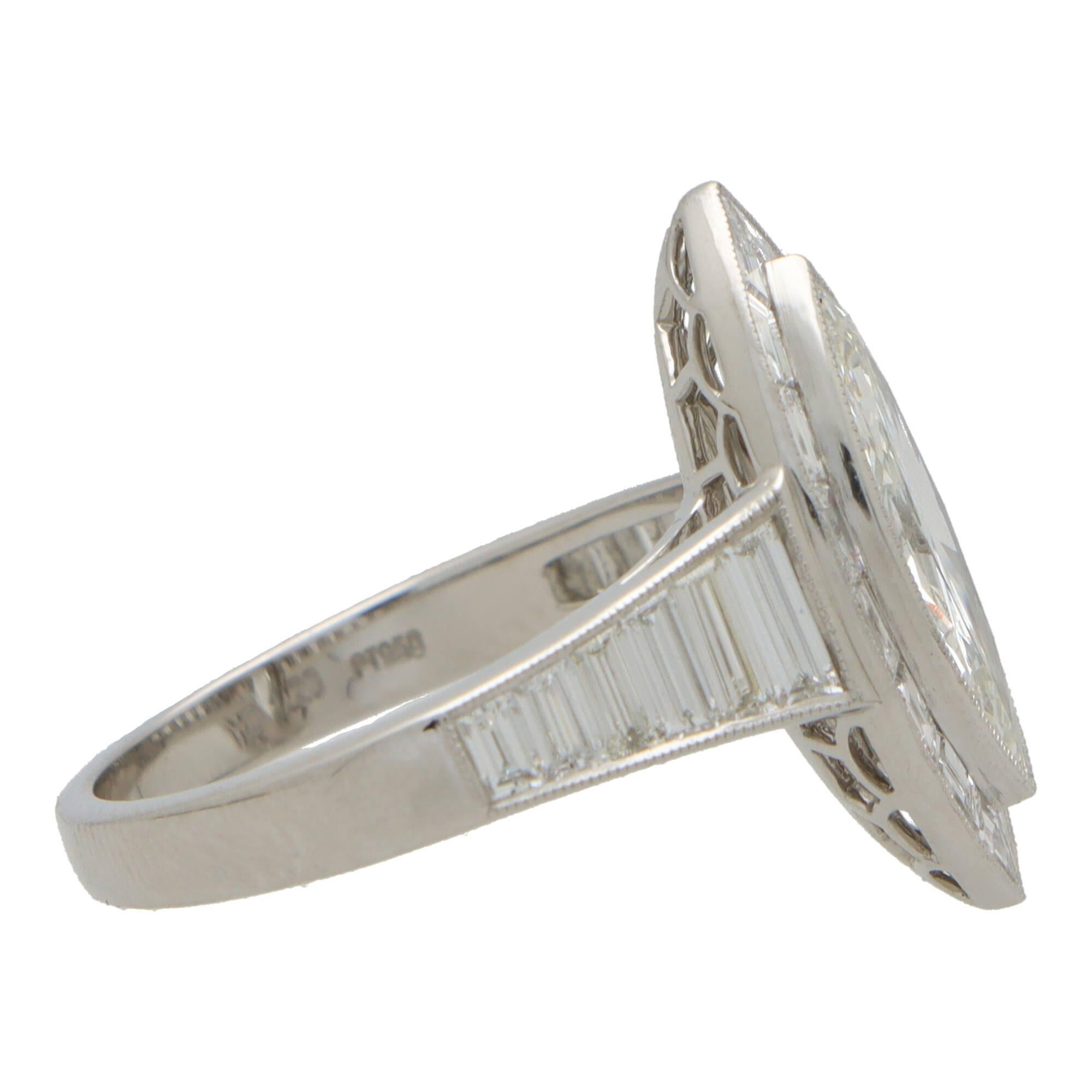 Art Deco inspirierter Diamant-Halo-Ring aus Platin mit Marquise-Schliff  im Zustand „Neu“ in London, GB